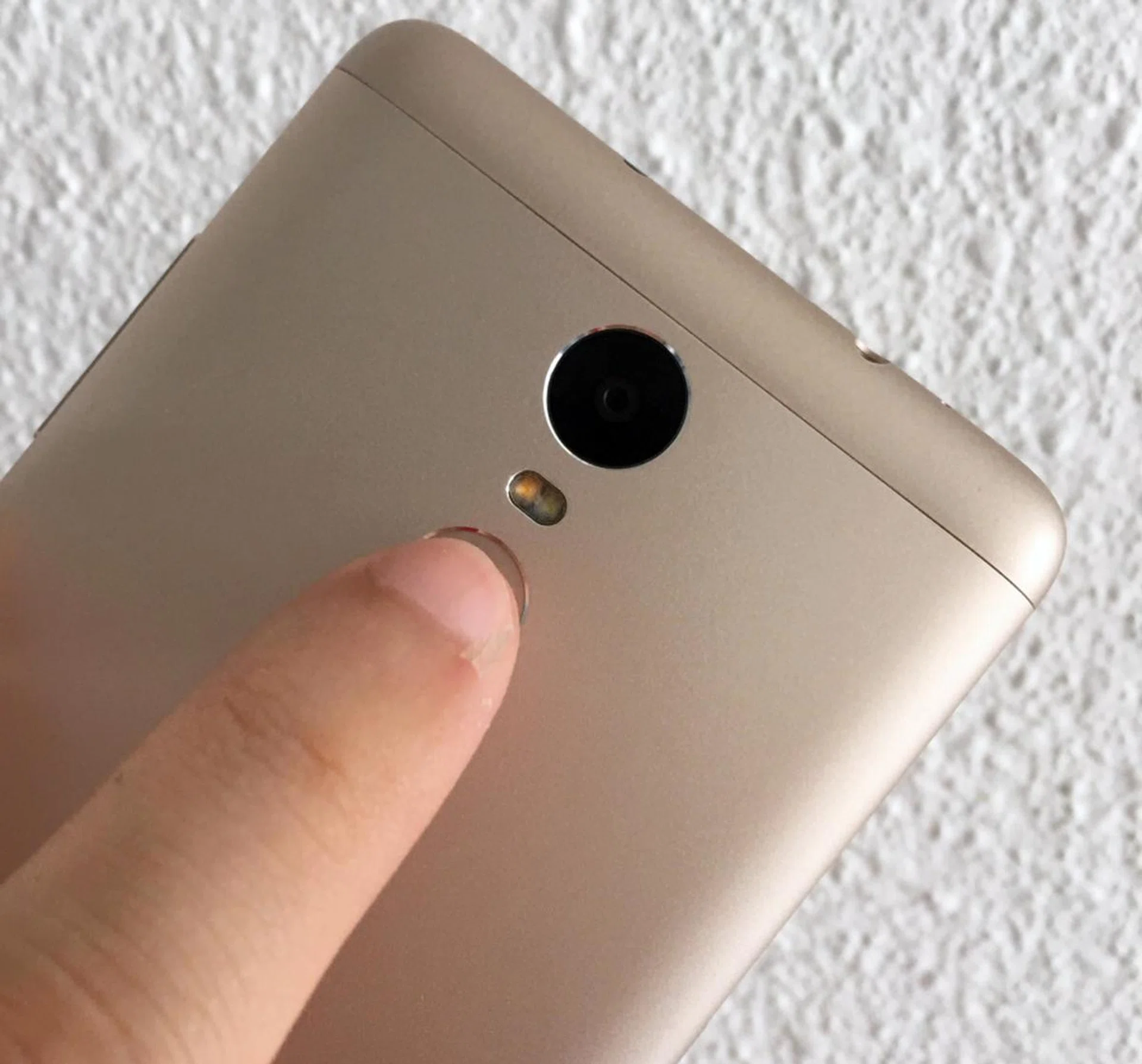 The only downside of the fingerprint sensor on the Xiaomi Redmi Note 3 is its location.