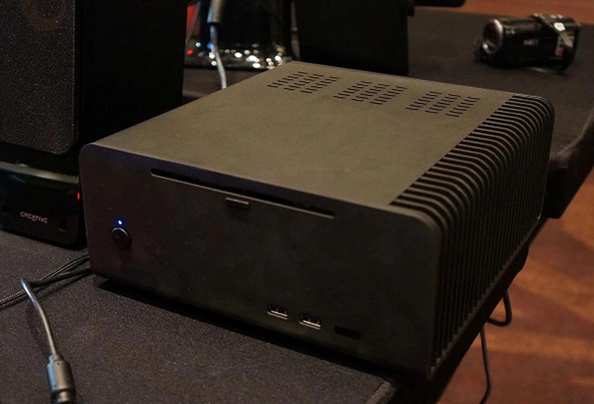 This is another interesting Kaveri PC build in a small form factor, but this time, you're looking at a fully passively cooled system!