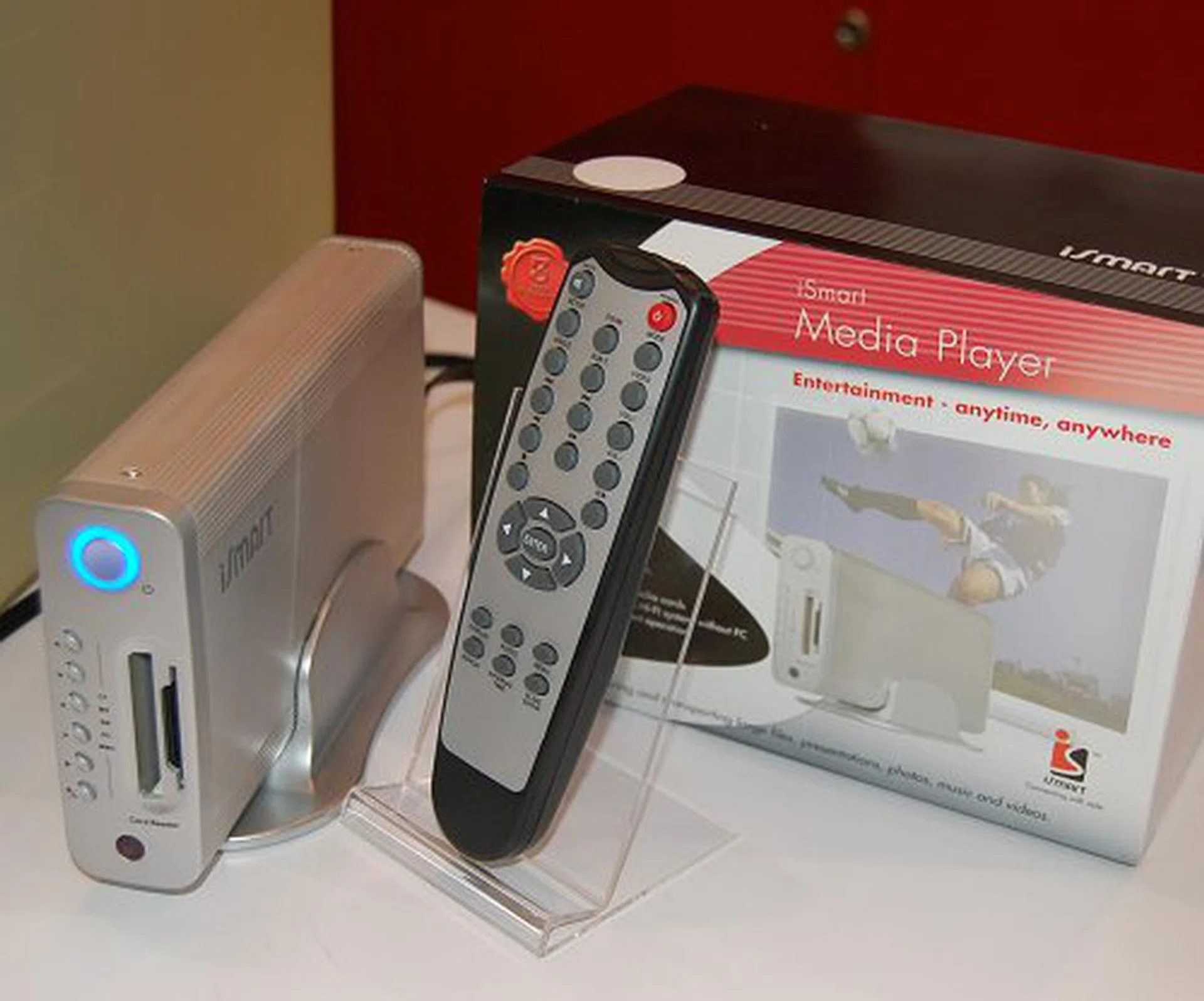 The iSmart media player not only has an attractive 3-year warranty but also an attractive price tag of just S$299. For the price, you're looking at a media player with a built-in 320GB hard drive that connects to your TV for music, videos, photos and data.