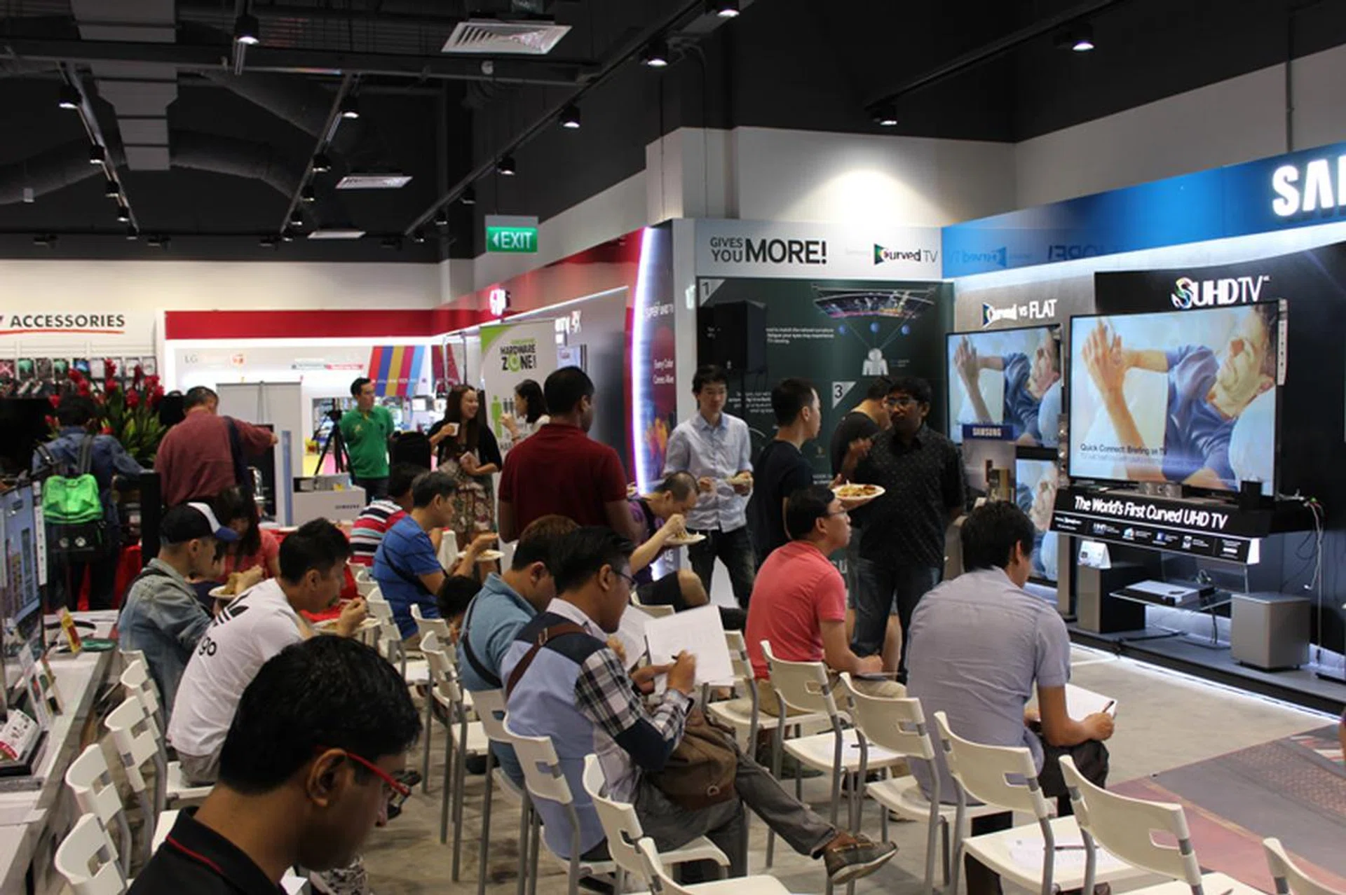 Some chose to spend the break eating the complimentary food, others chose to do the HWZ survey and a few forum members even approached the Samsung representatives with questions.