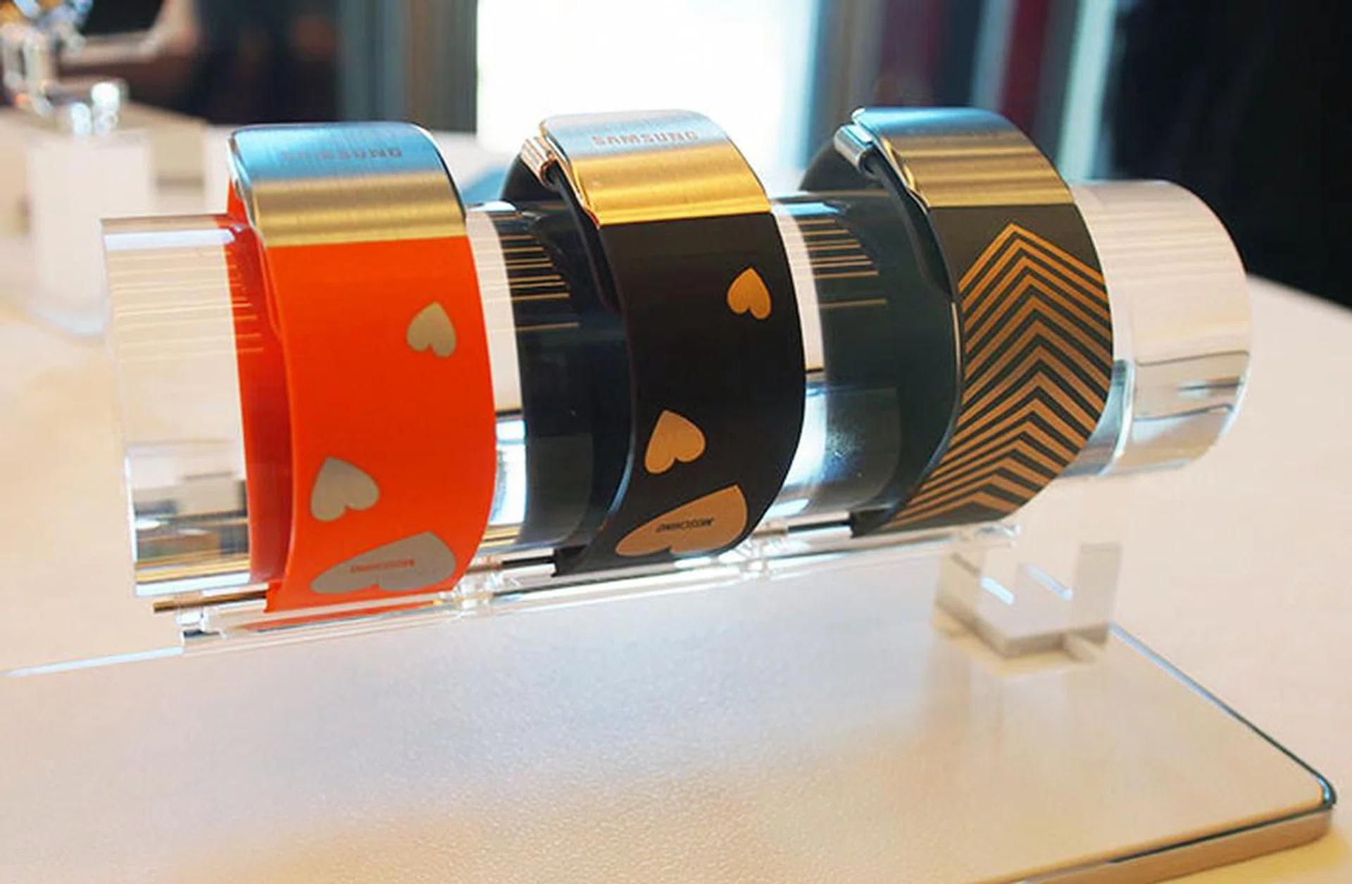 While Samsung sells a range of branded replacement straps for the Gear 2 and Gear 2 Neo, any 22mm watch strap is compatible.