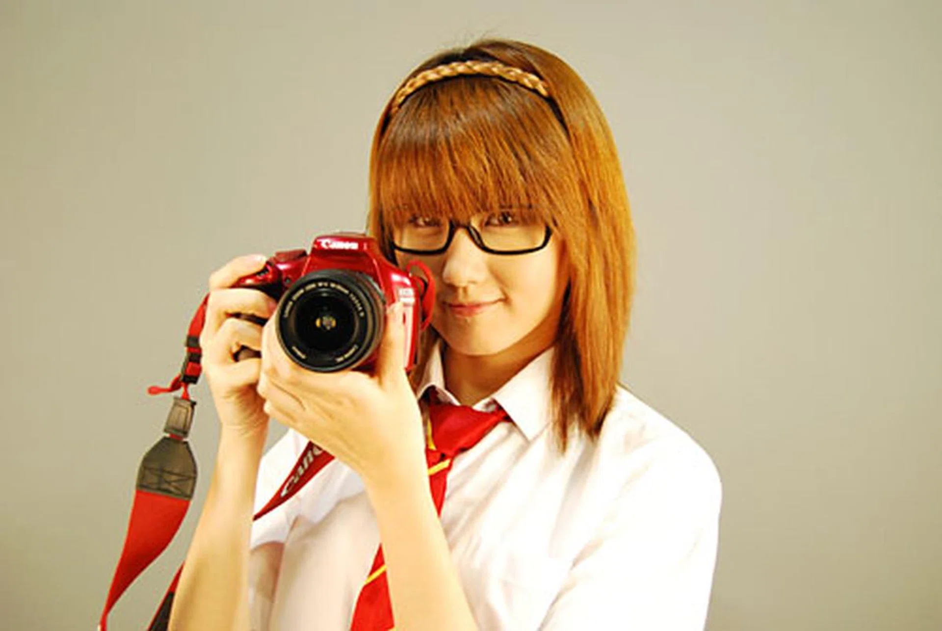 The new Canon EOS 1100D in attractive red. It also comes in brown, metallic gray and black, and will come with matching camera straps.