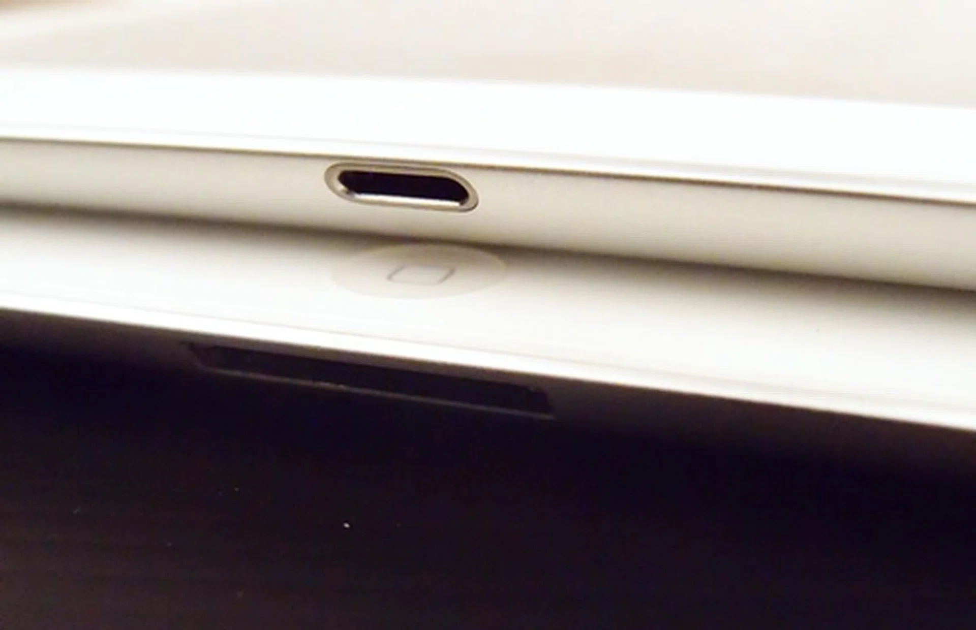 The only physical difference is the inclusion of a smaller Lightning port, a transition that was first rolled out on the iPhone 5. Otherwise, both iPads are identical. 