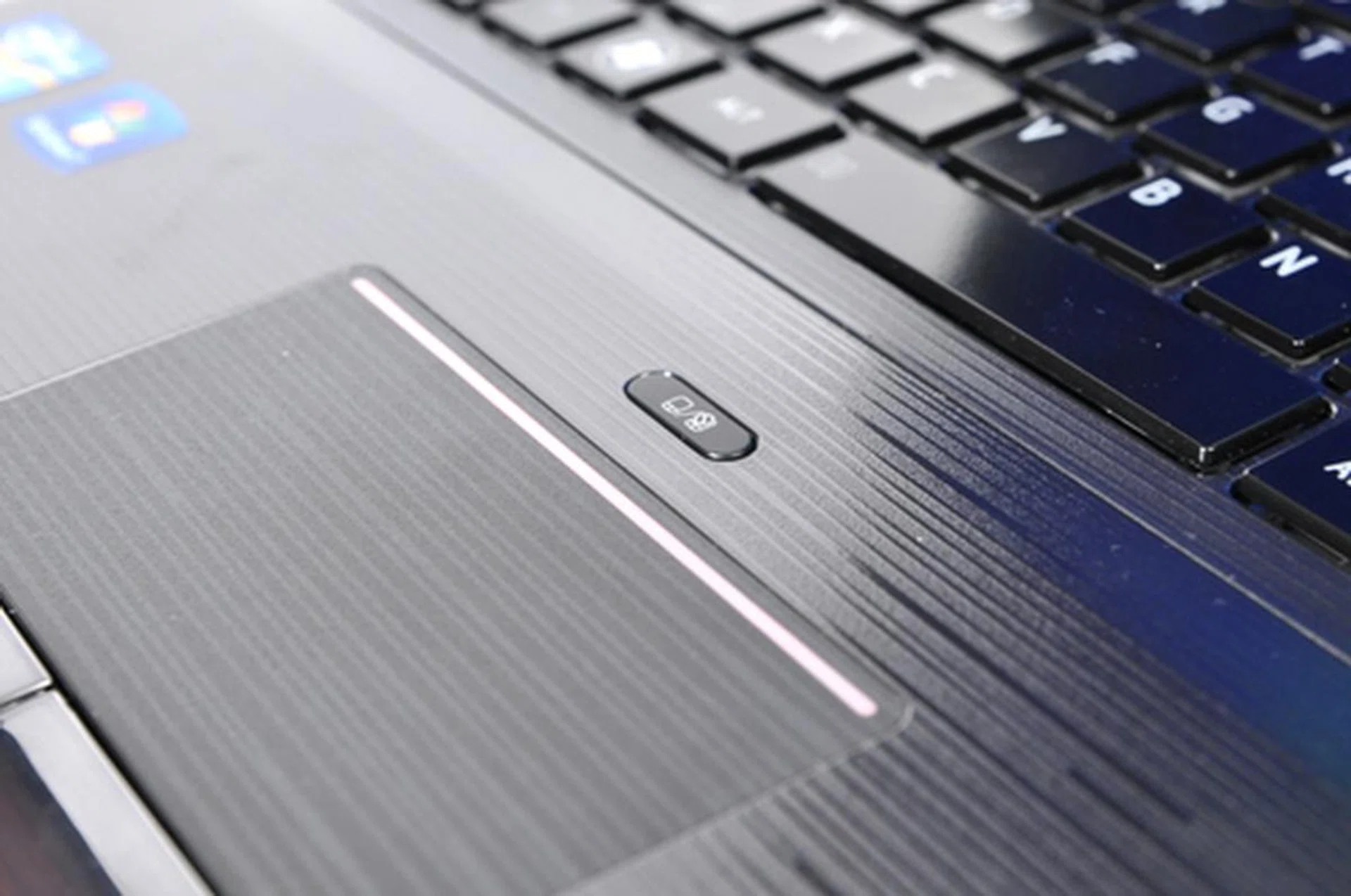 The button on top of the track-pad is lit to enable or disable the track-pad, while the LED lit bar right at the top of the track-pad is an indicator of your track-pad’s status.