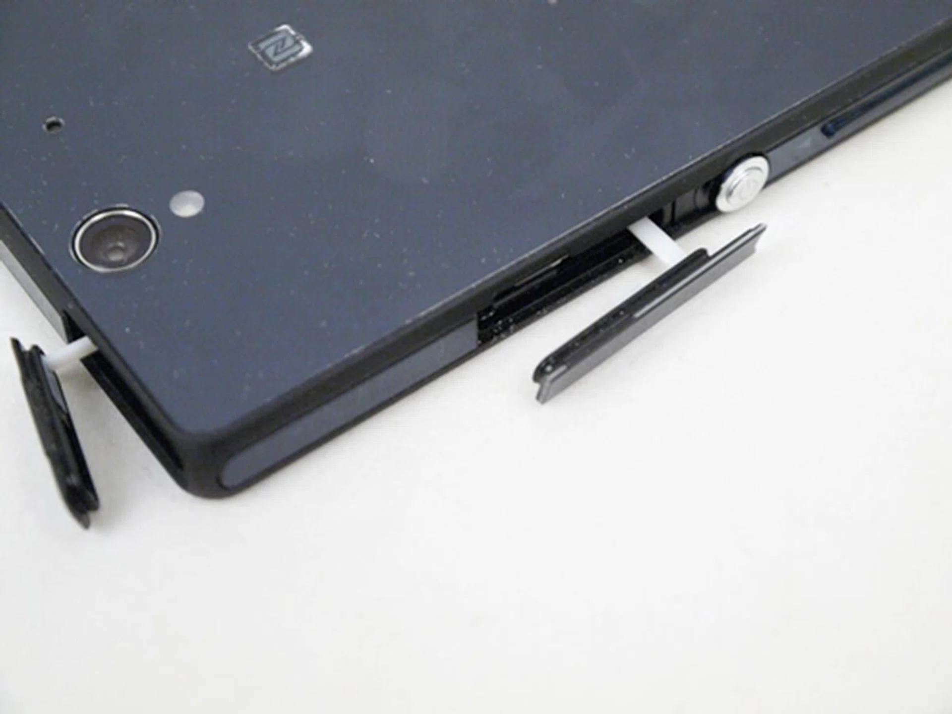 To live up to its claims of having the highest levels of dust and water resistance (IP55 and IP57), Sony made number of modifications to the design of the Xperia Z. Besides the usual connectivity ports and card slots, the Xperia Z is sealed up pretty tight.