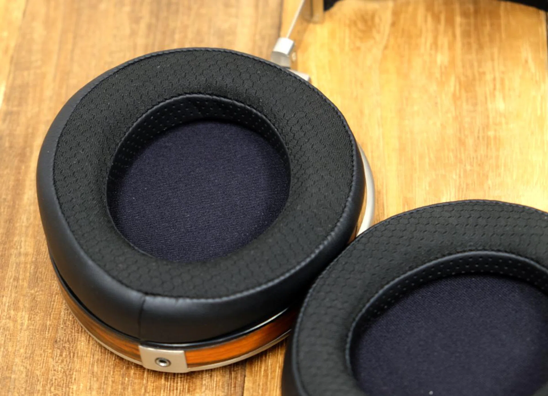 The ear pads have a unique construction of synthetic leather on the outside and microfiber on the contact area. According to Hifiman, this combination improves linearity of the sound. 