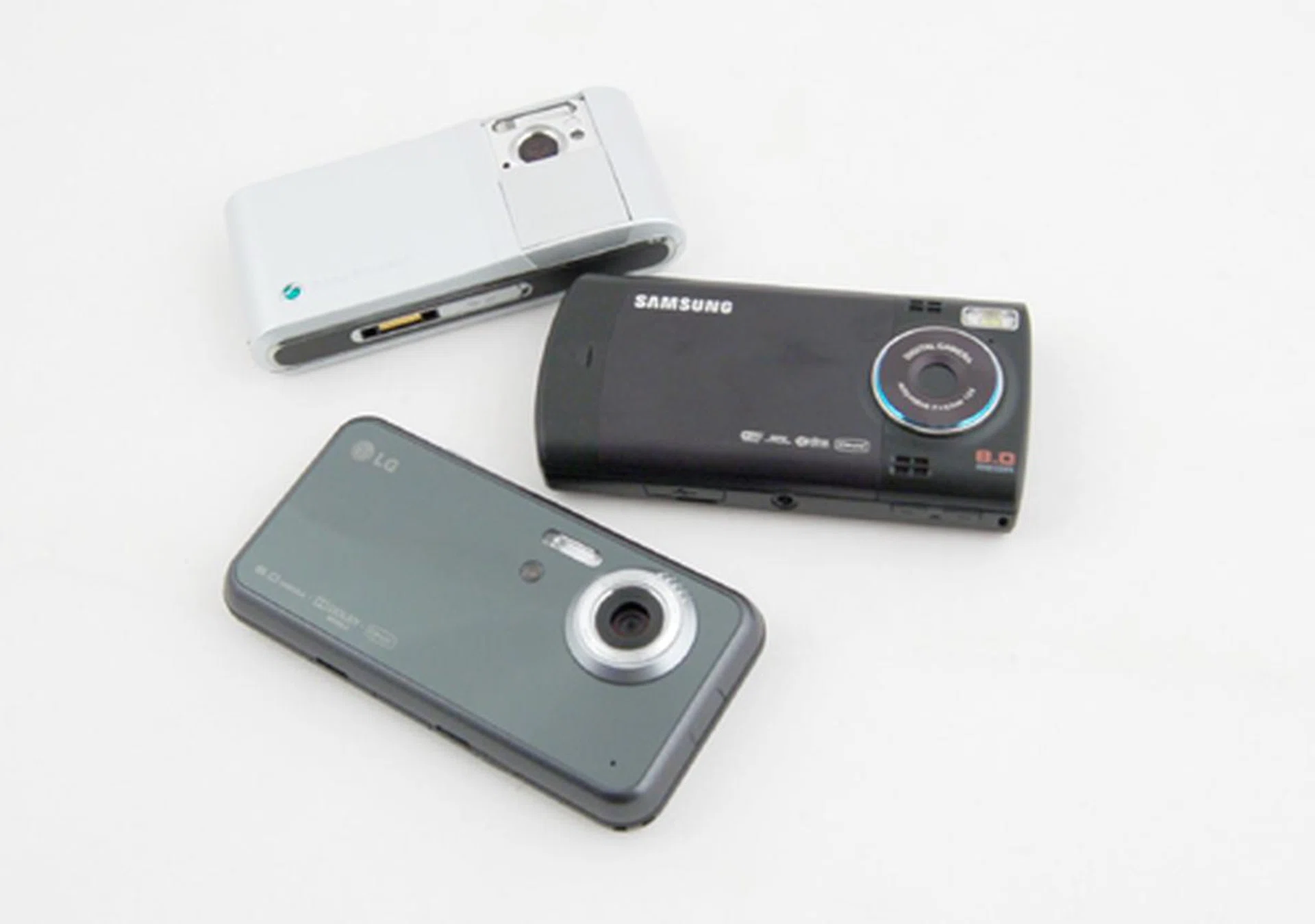  Sony Ericsson C905, Samsung INNOV8 and the LG KC910. Not pictured here though, is the upcoming touch-screen Samsung M8800 Pixon.