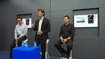 Eugene Goh, Vice President, IT & Mobile, Samsung Electronics Singapore (center) leading the discussion on Samsung Concierge and its services.