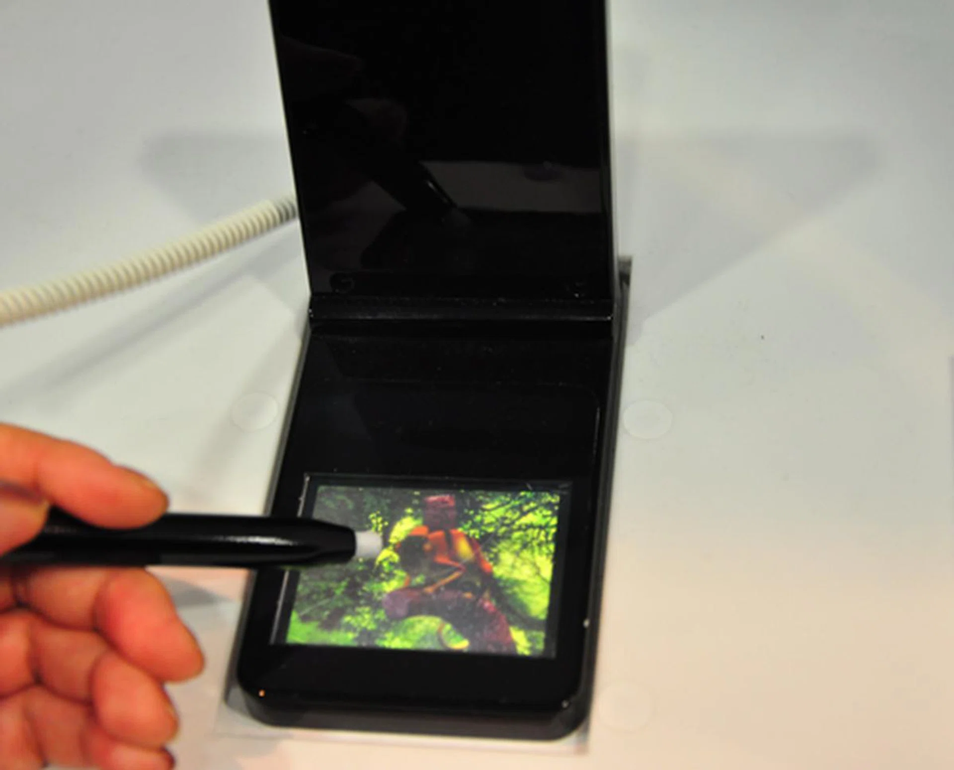 Also at the NTT docomo booth, a touchable 3D display is spotted. A sensation can be felt as you touch the screen with the given touchpen though a combination of a glassless 3D display and force feedback function using magnetic force.