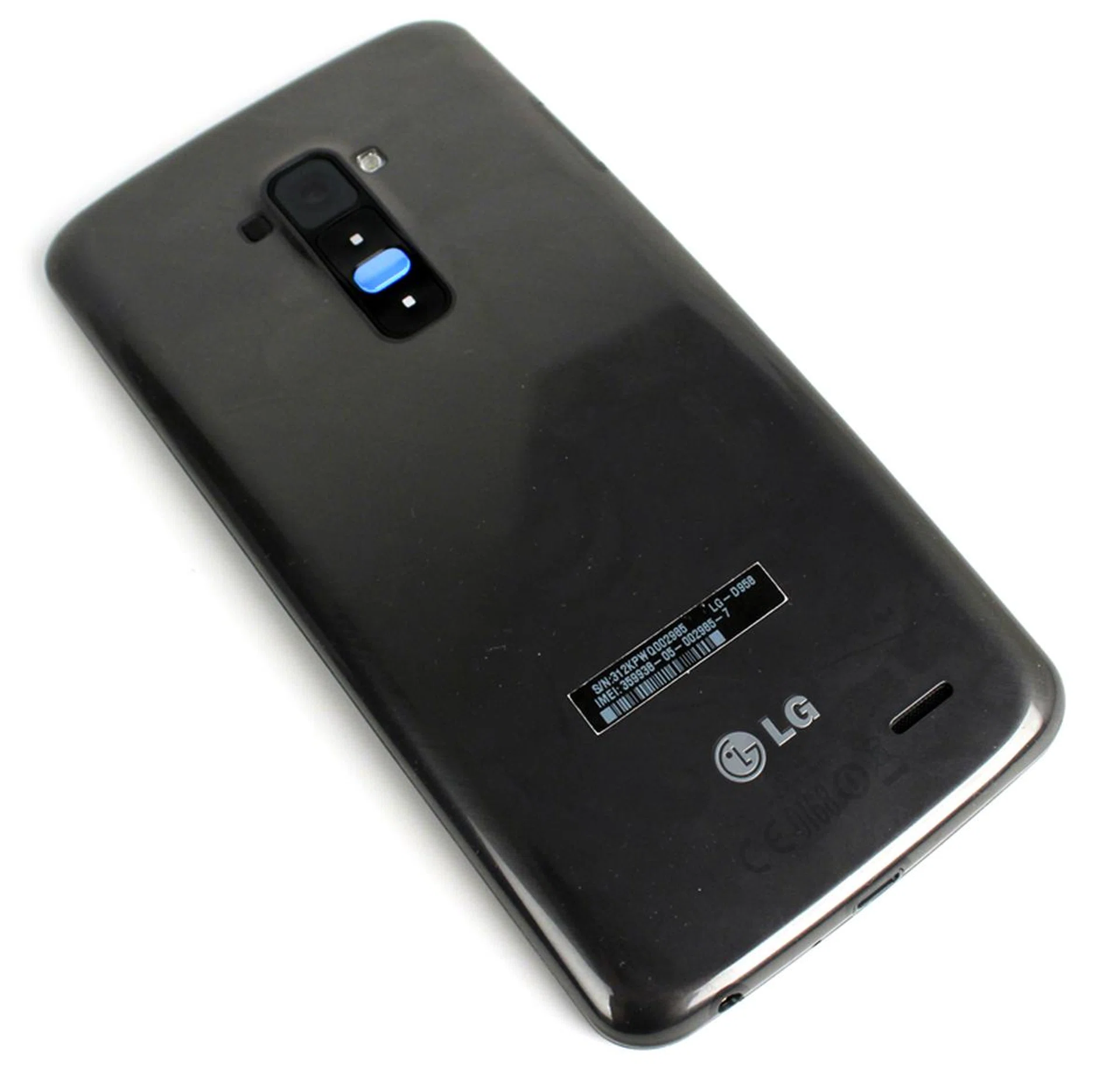 The rear of the G Flex looks extra plasticky and is also quite the dust magnet, but it can heal from small to medium scratches with hardly a trace left behind.