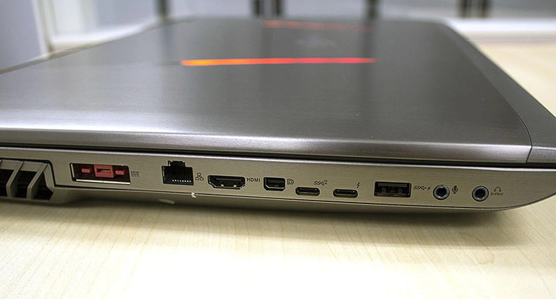 The ROG GX800 offers lots of ports, and we are especially pleased that it comes a MiniDisplay 1.4 port and a HDMI 2.0 port, which are better suited for 4K video output.
