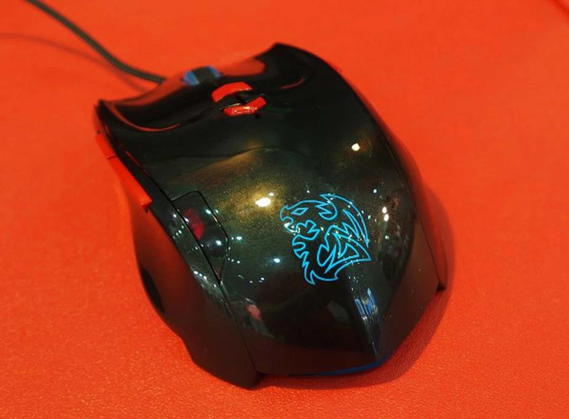 The new Theron Plus has a shiny plastic body that's unfortunately prone to smudges.