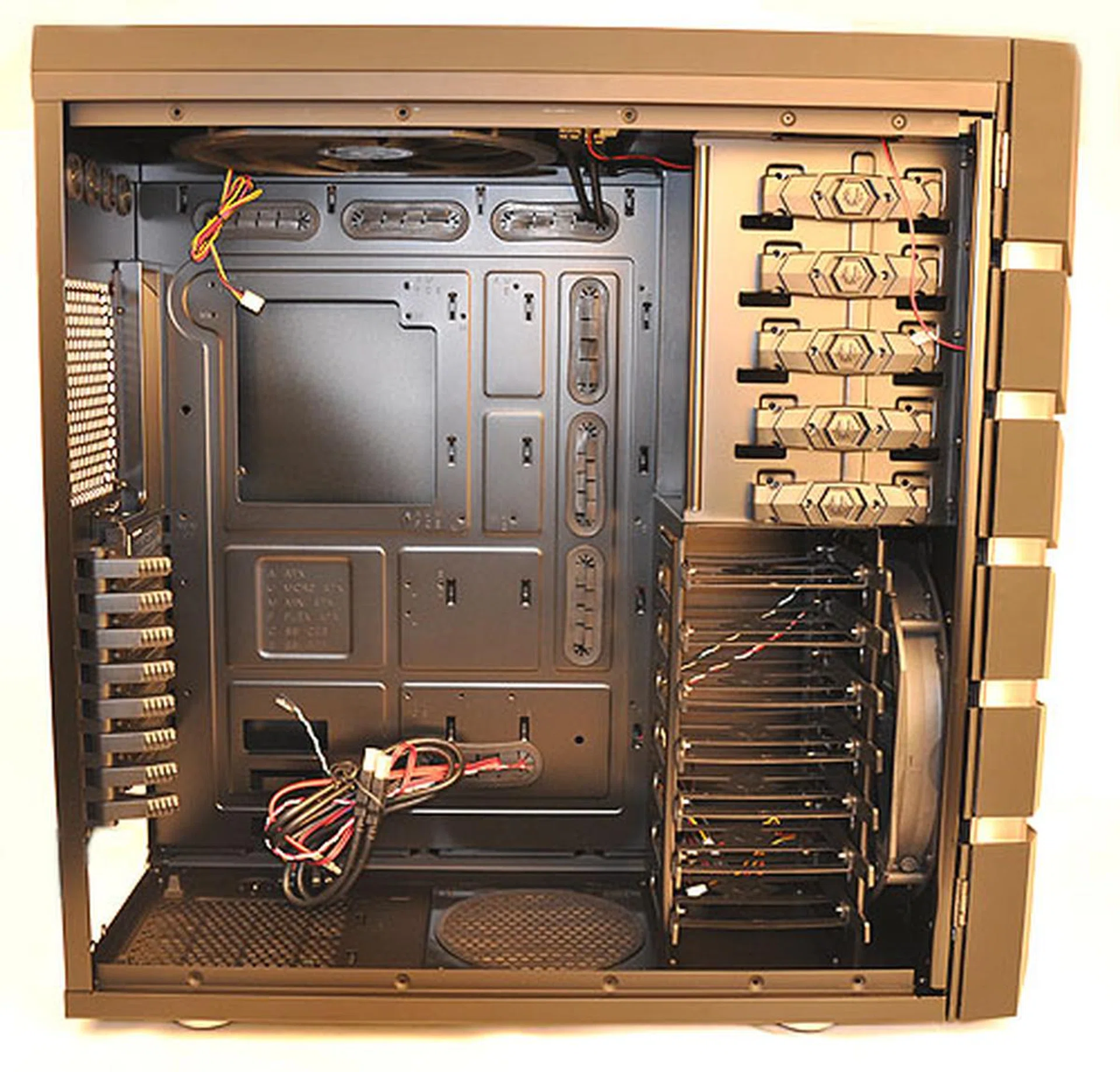Plenty of space inside the Colossus, as it supports even E-ATX form factors. There are also many holes and vents so that you can route your cables from the other side, essential for those trying to manage their cables effectively for better cooling. 