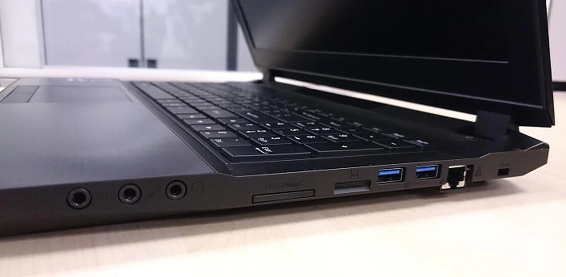 Here’s a side view once more but with the display open; now you can notice how the keyboard is sunken in so that it doesn’t make contact with the screen.