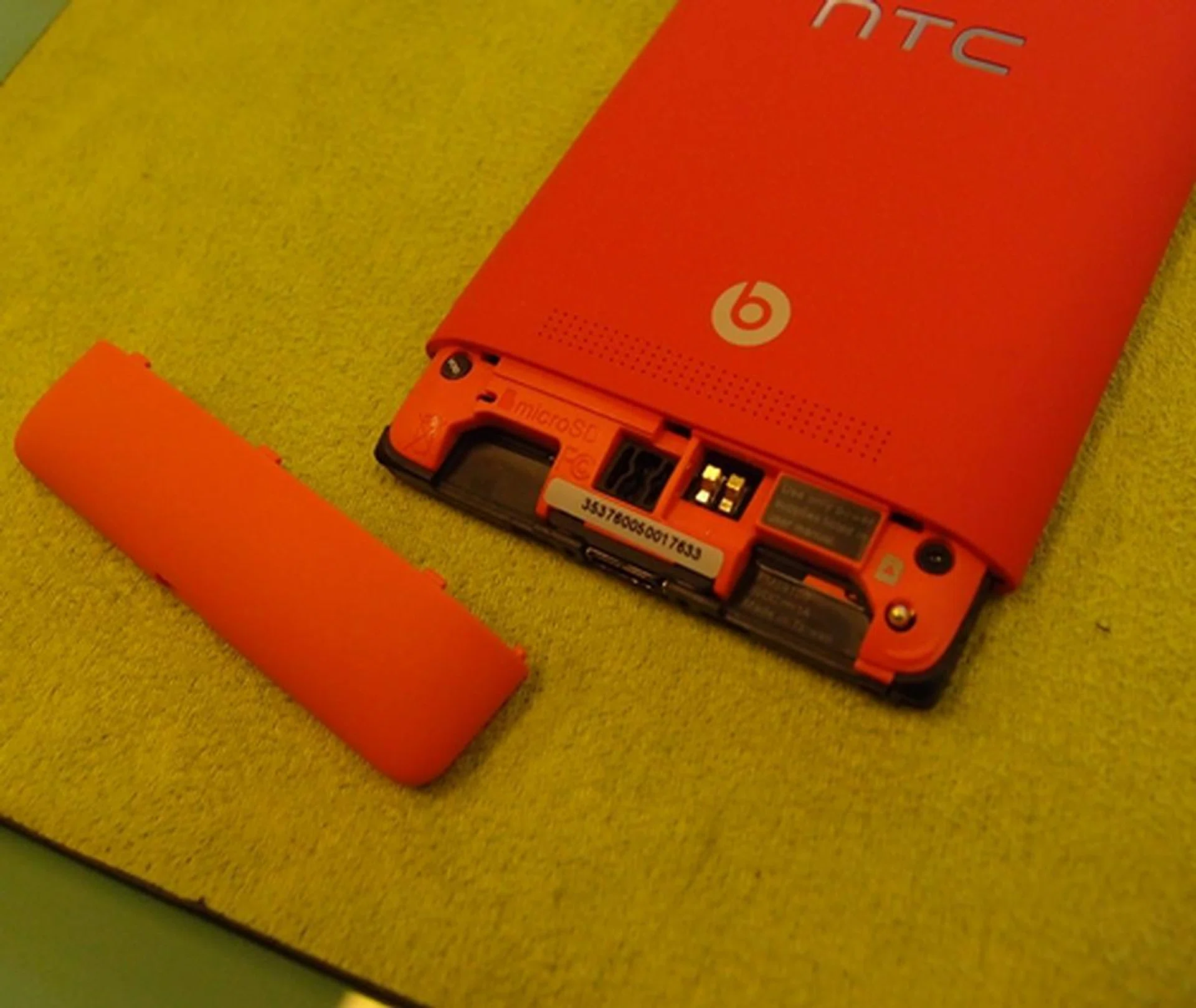 The 8S for HTC might come with a paltry 4GB internal memory compared to the 8X's 16GB, but it does come with a microSD card slot while the 8X does not.