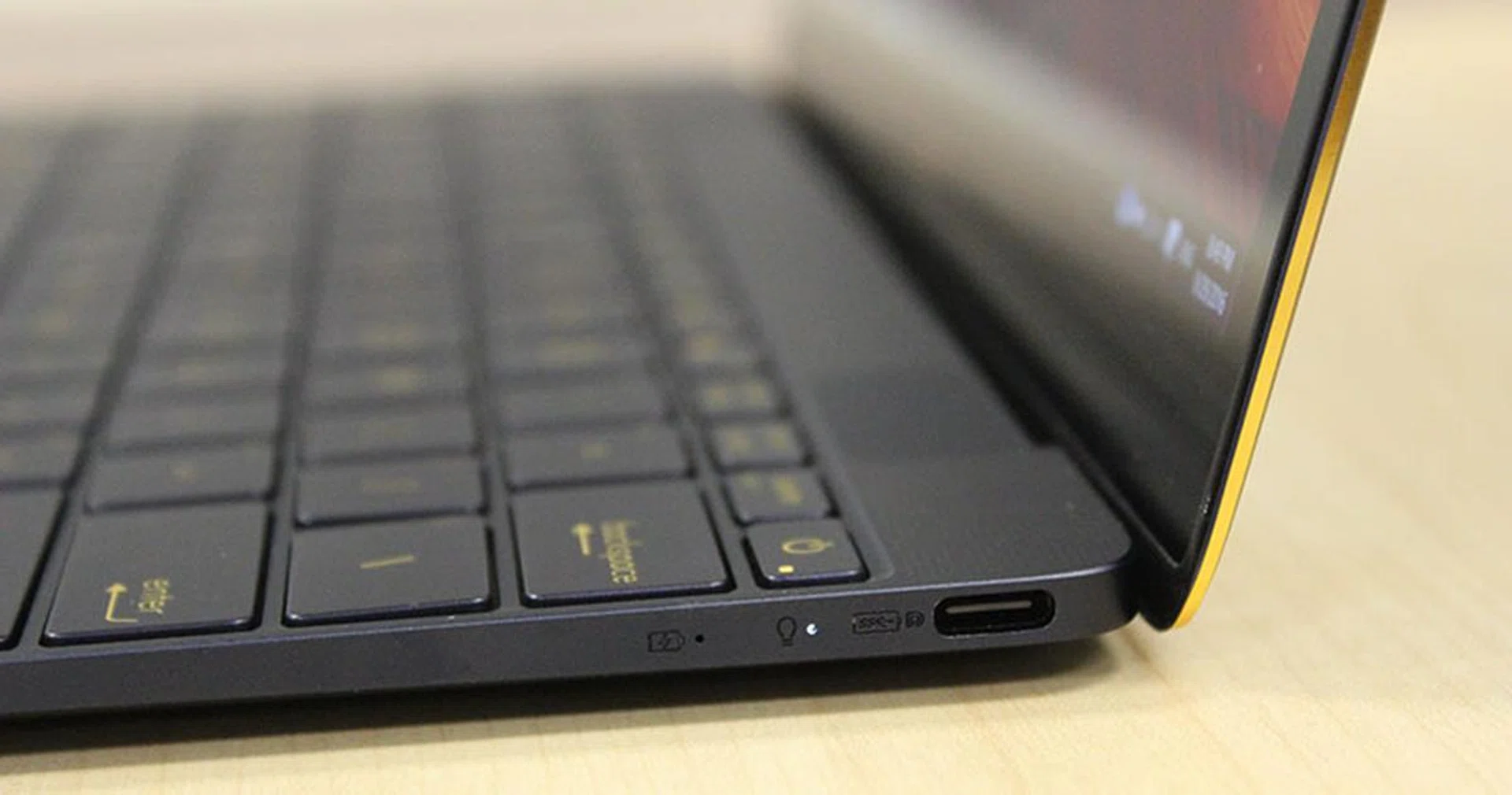 ASUS ZenBook 3 USB-C port