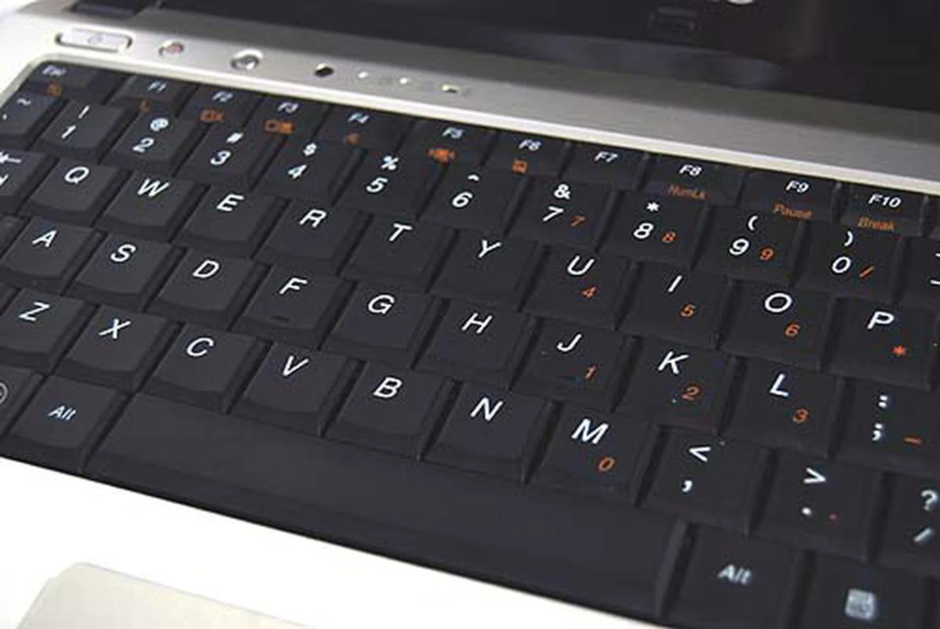The keyboard design does look slightly out of place for a sexy looking machine, but it does give a good tactile feel when typing. A shame on the noticeable flex though.