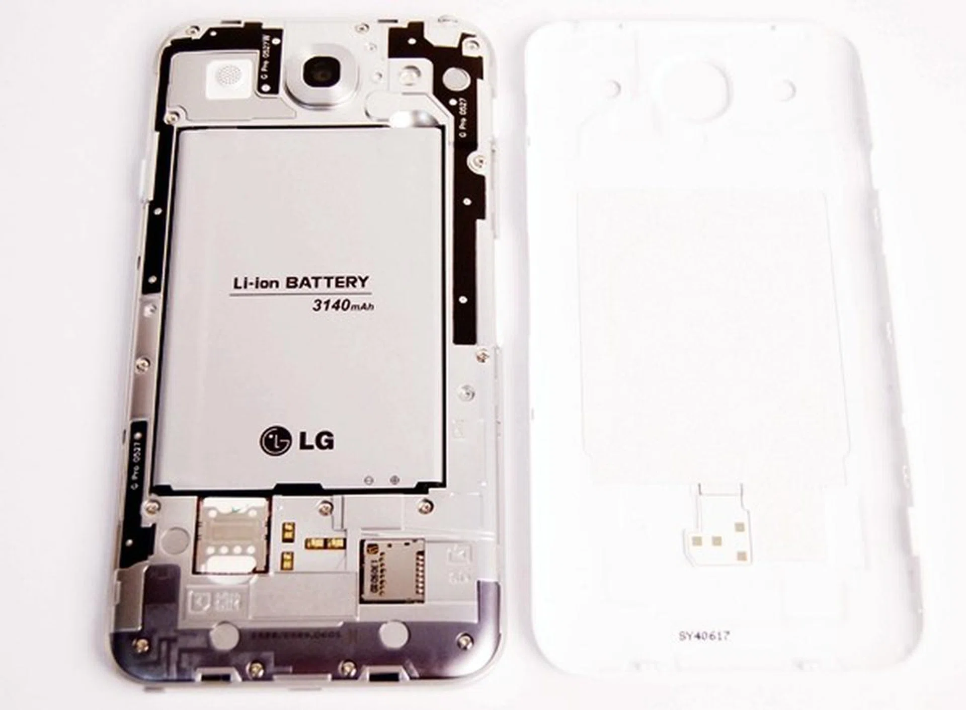 The battery cover is easy to remove and it also gives you access to the micro-SD card slot. Take note that it's hot-swappable, which means that you can insert or remove the card when the phone is powered on - despite the phone's cover not being present.