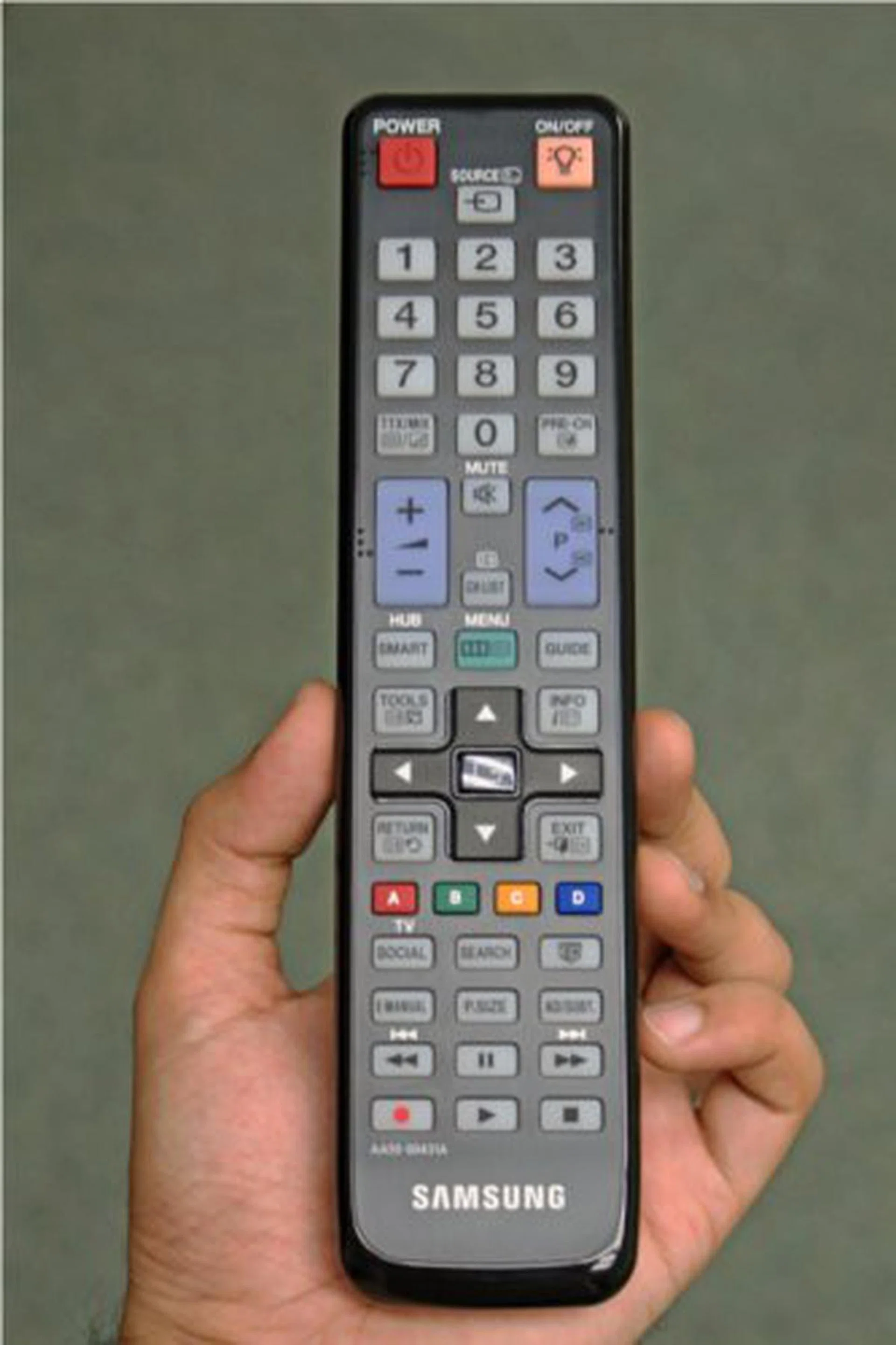 The large elongated Samsung remote that accompanied our test unit. Unfortunately we were not given a chance to try out the full QWERTY remote that Samsung has also released.