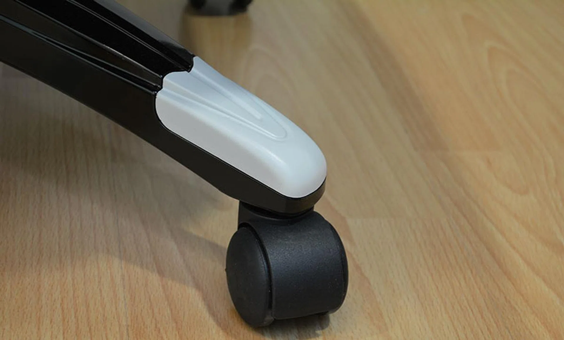 The tips of individual spokes have a matte finish.