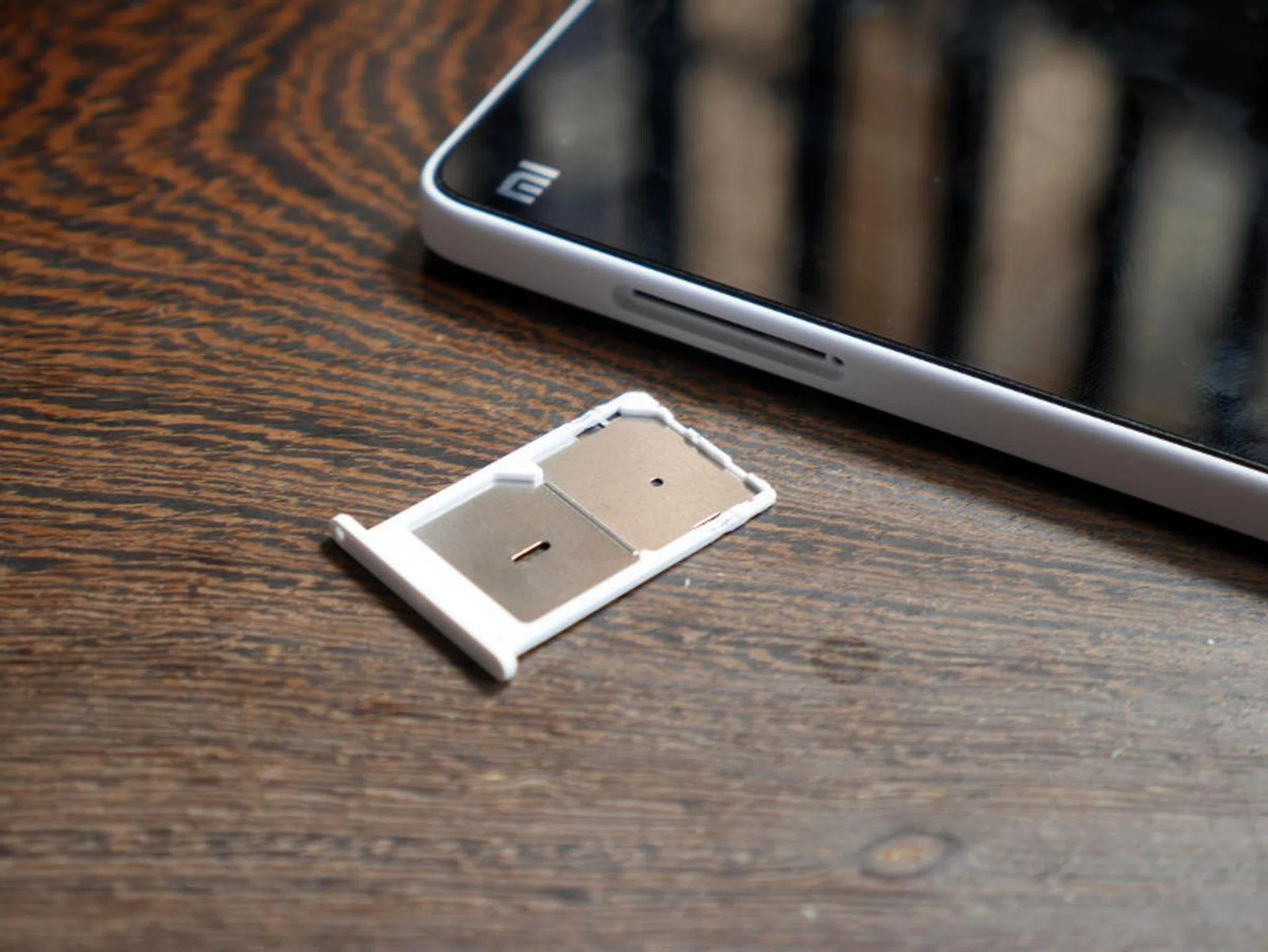 The Mi 4i supports dual micro-SIM cards.