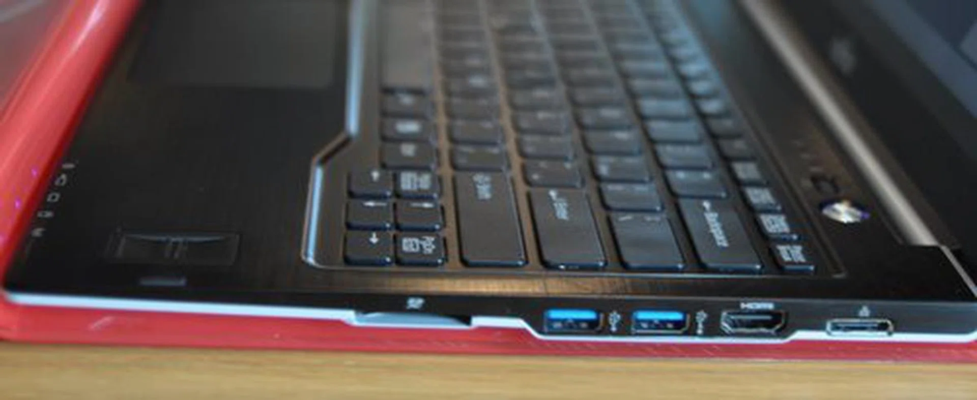 On the right of the machine, you get a thumbprint reader, SD card reader, two USB 3.0 ports, and a full-sized HDMI port.