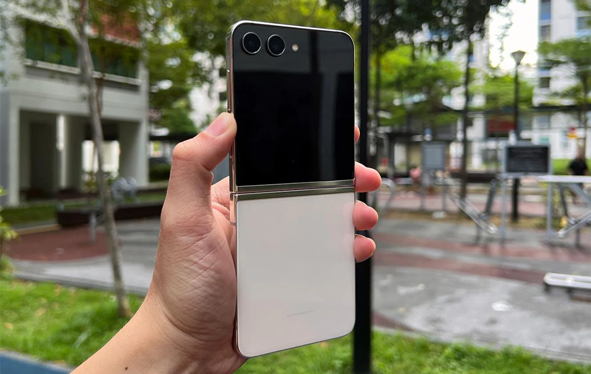 Samsung Galaxy Z Flip5, rear view of plates and hinge.