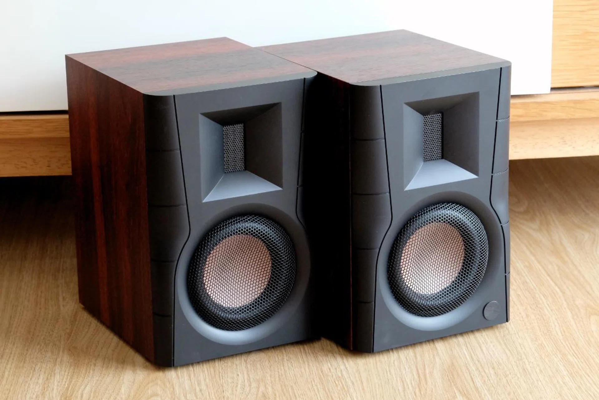 The Swans D100 is S$219, but you won't be able to tell from the way it sounds.