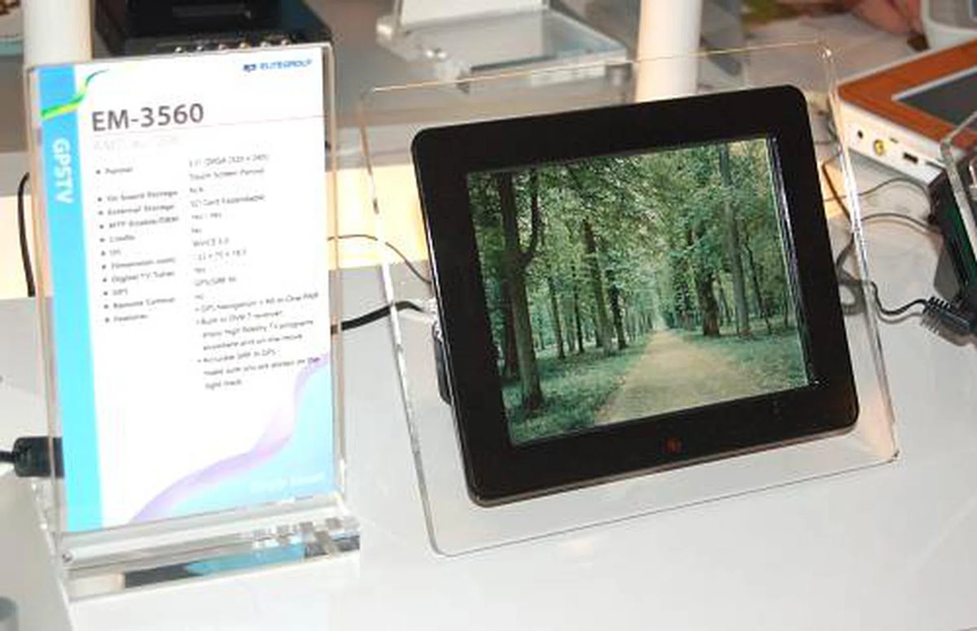 Powered by the Alchemy Au1200 media processor, the EM-3560 digital photo frame can do more than just display pictures. It is actually a PMP running Windows CE 5.0 and features GPS navigation through SIRF III, plus it also sports a DVB-T receiver.