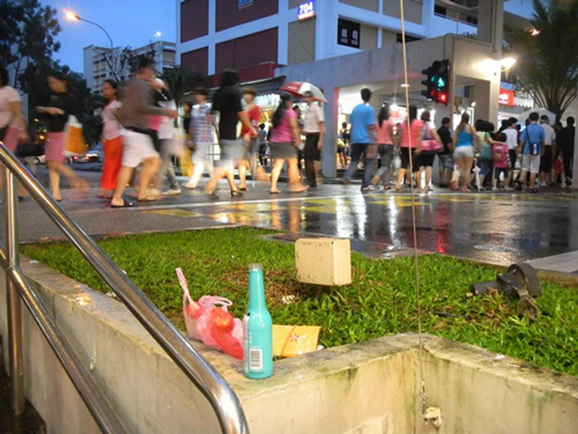 f/3.6, 6.3mm (35mm equivalent: 35mm), 1/9 sec, ISO400.