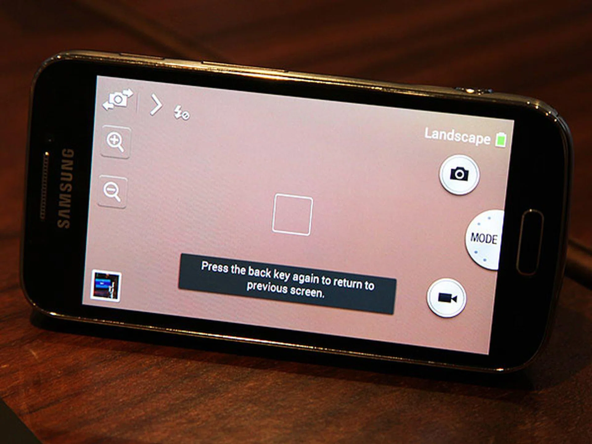 It's not easy to use the S4 Zoom with one hand as your thumb will always accidentally press the back key. You need to keep your fingers off the screen if you want to avoid activating any buttons by accident.