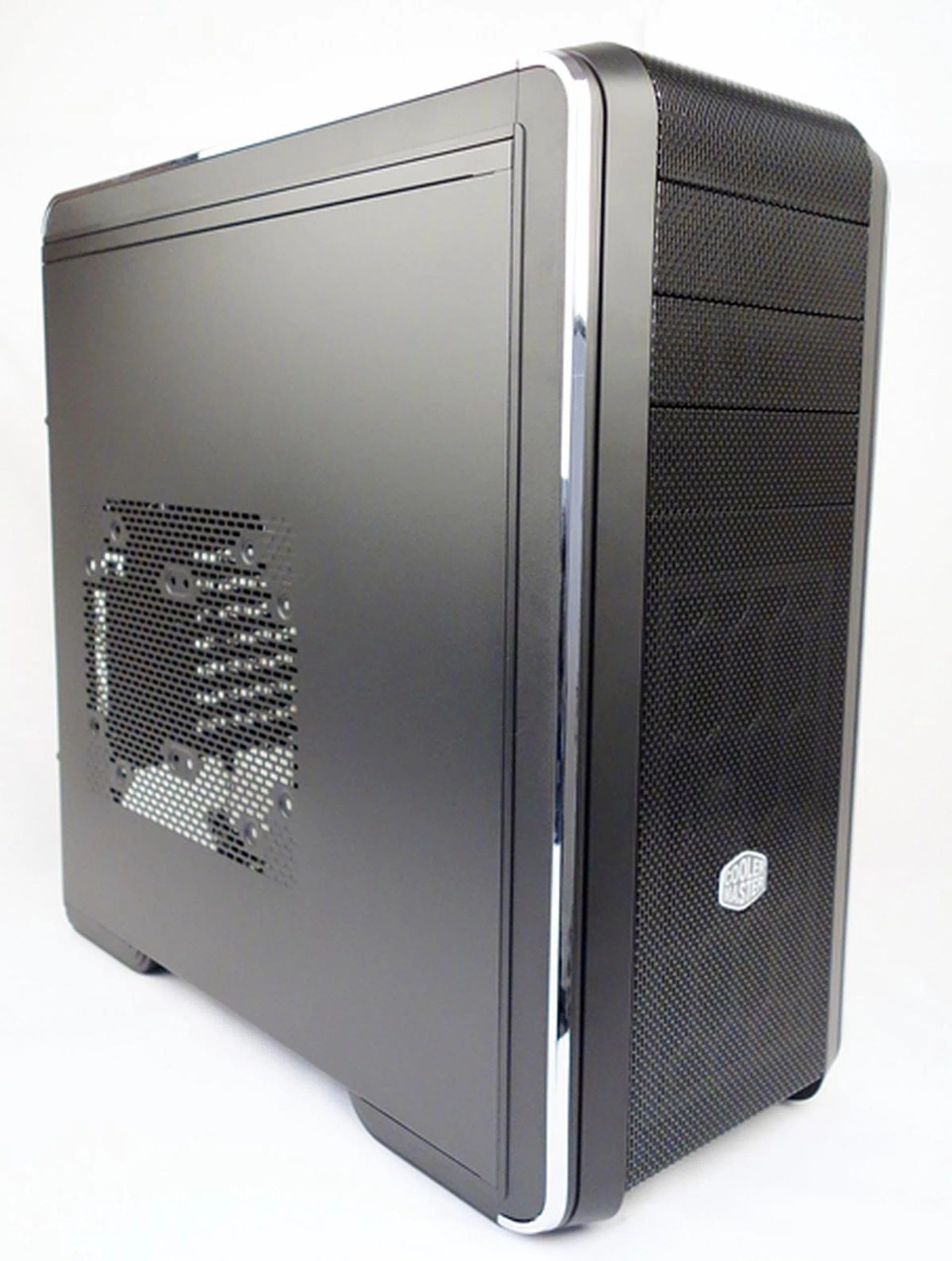 The CM 690 III sports a very similar look as the older CM 690 II and CM 690 chassis. However, we find the newer chassis' facade appears smoother as the mesh drive covers are pushed out, rather than set into the recess of the front cover. 