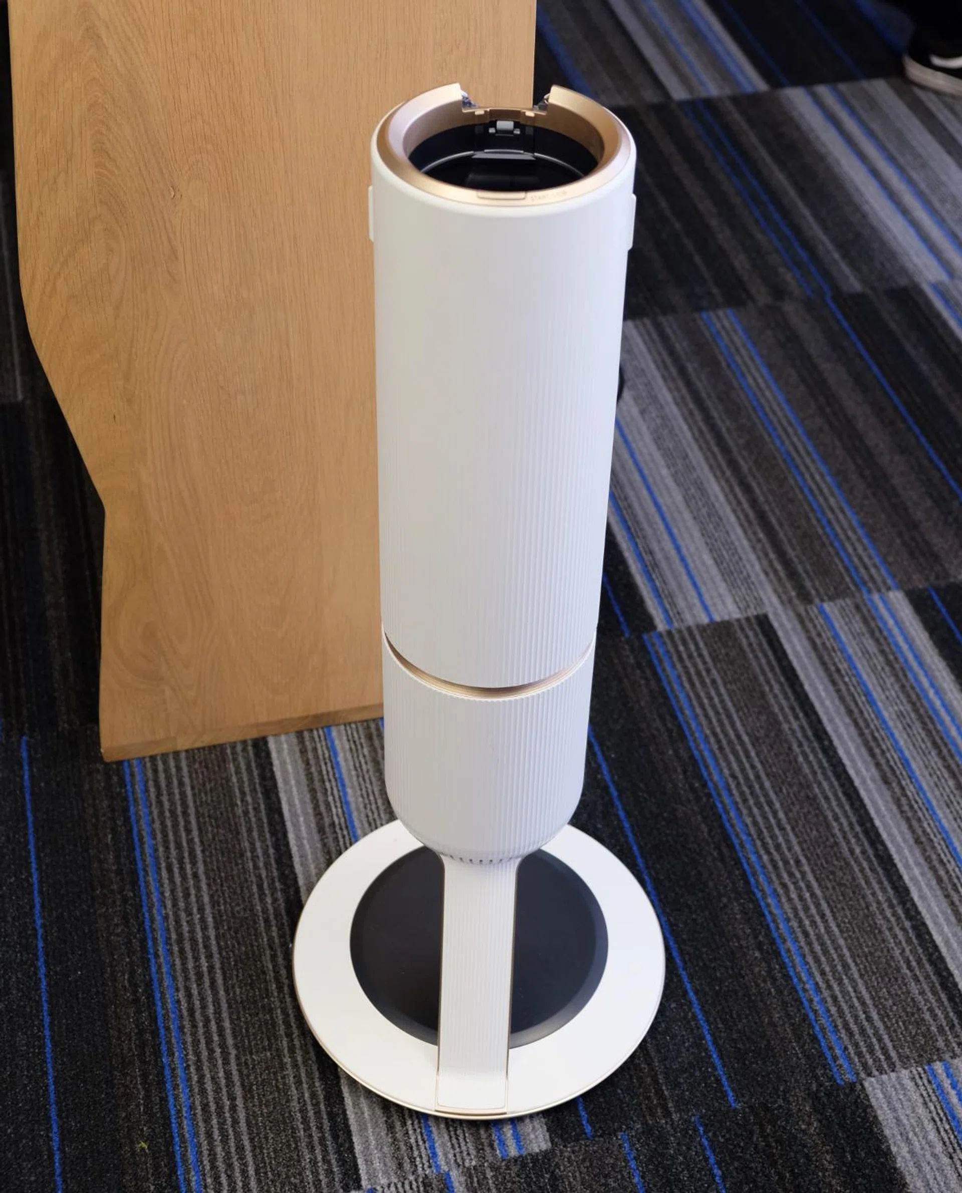 The All-in-one station charges the vacuum cleaner and also automatically empties its bin.