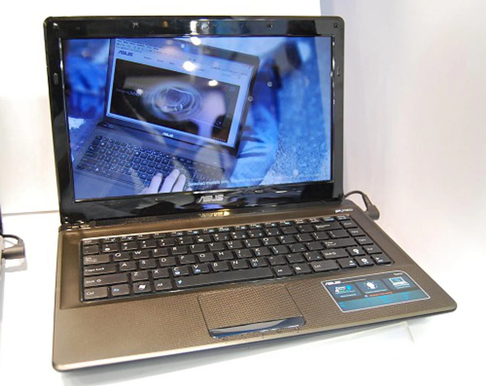 Intel's been the choice for many getting notebooks, but don't discount AMD yet. The ASUS K42 seen here is both a workhorse and a machine for simple personal entertainment. Comes with the choice of Phenom II X3 N830, Turion II X2 P520, Athlon II X2 P320 or AMD V120. Confusing but you have a choice. Common features are AMD RX881 + SB820 chipset, 14-inch widescreen (1366 x 768 pixels resolution), ATI Mobility Radeon HD 5470 with 1GB and weighs at a hefty 2.4kg.