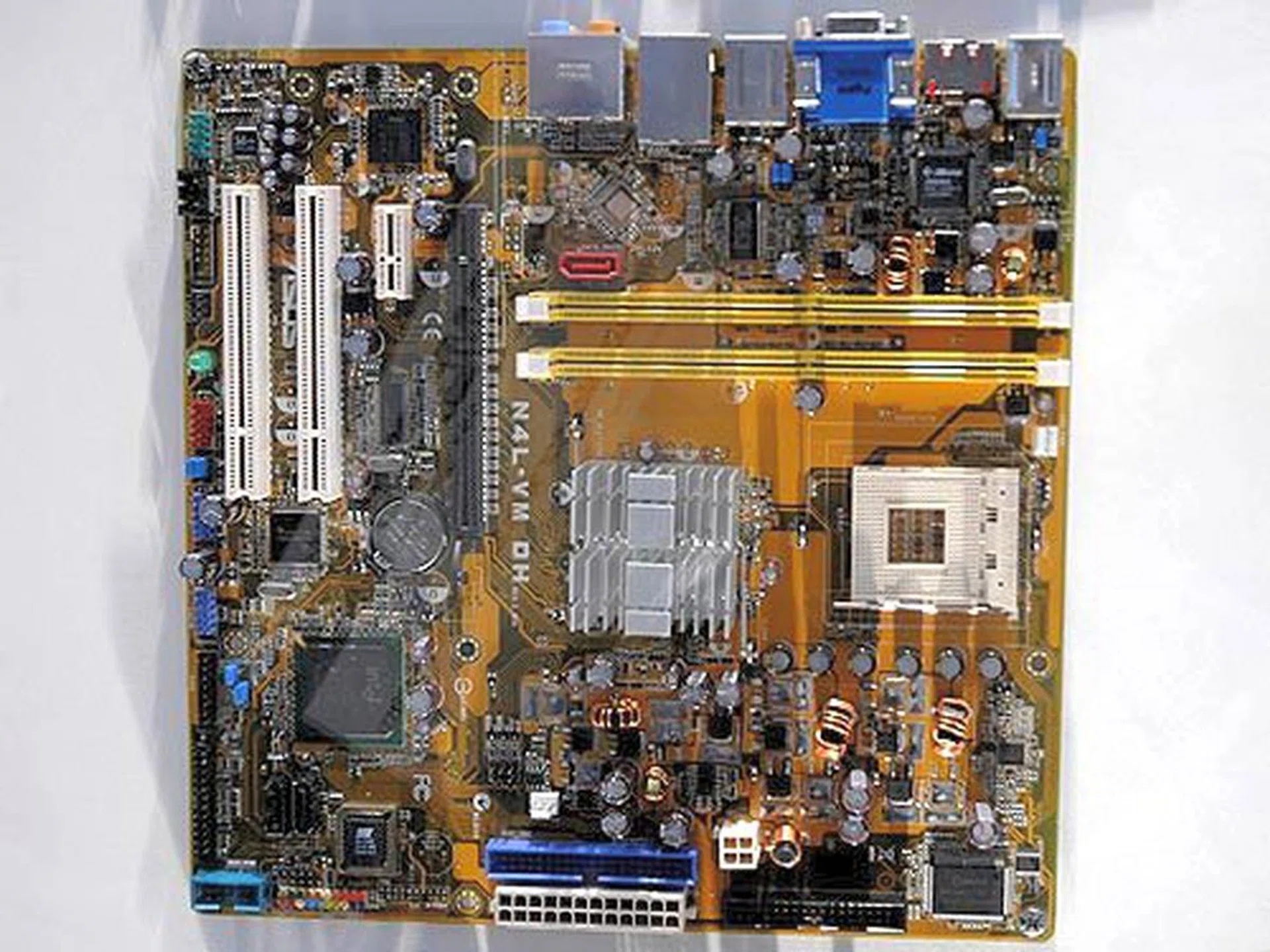 The ASUS N4L-VM DH is a digital home micro-ATX board based on the Intel 945GT paired with the ICH7M-DH. The board supports mobile Socket 479 Intel Core Duo processors and it features Gigabit Ethernet LAN, IEEE 1394a and eight channel high definition audio.