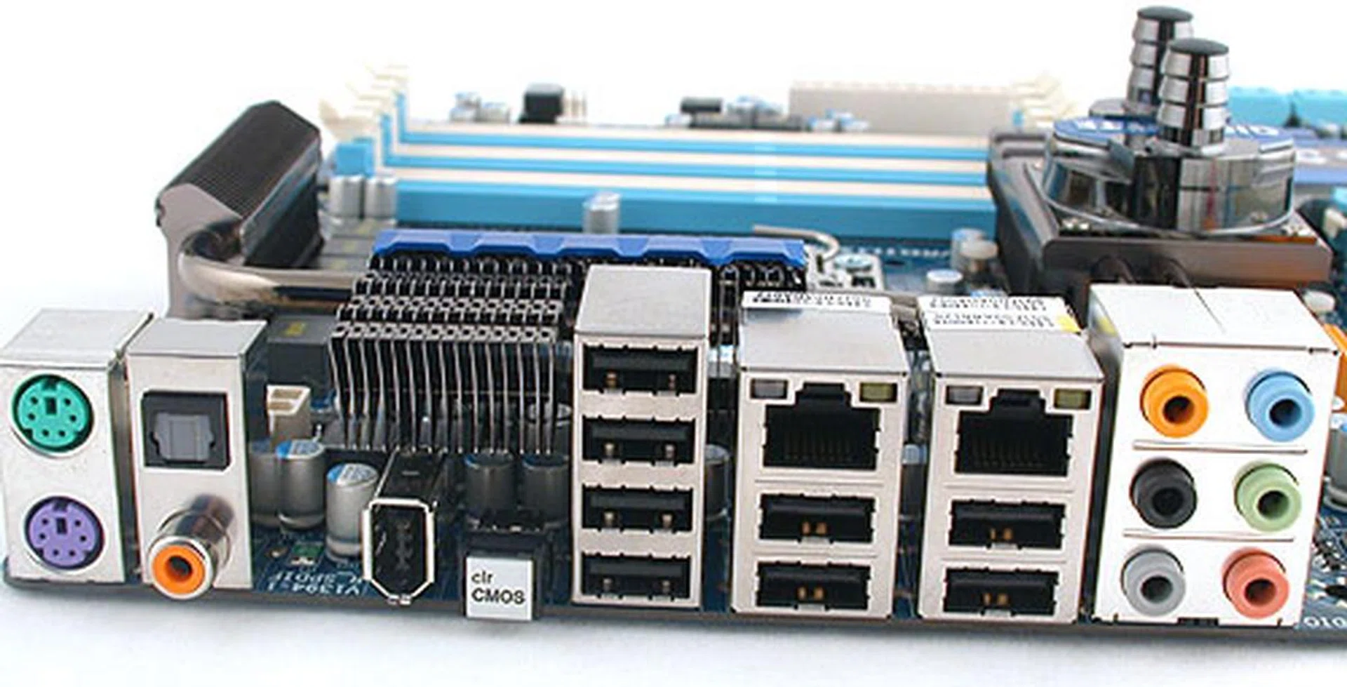Unlike the two other motherboards in this comparison, Gigabyte has not gone for an audio riser card. Hence, this rather typical rear I/O panel layout. Nevertheless, the manufacturer still managed to fit 8 USB ports, 2 RJ-45 ports along with a Clear CMOS button and coaxial and optical S/PDIF outputs. 