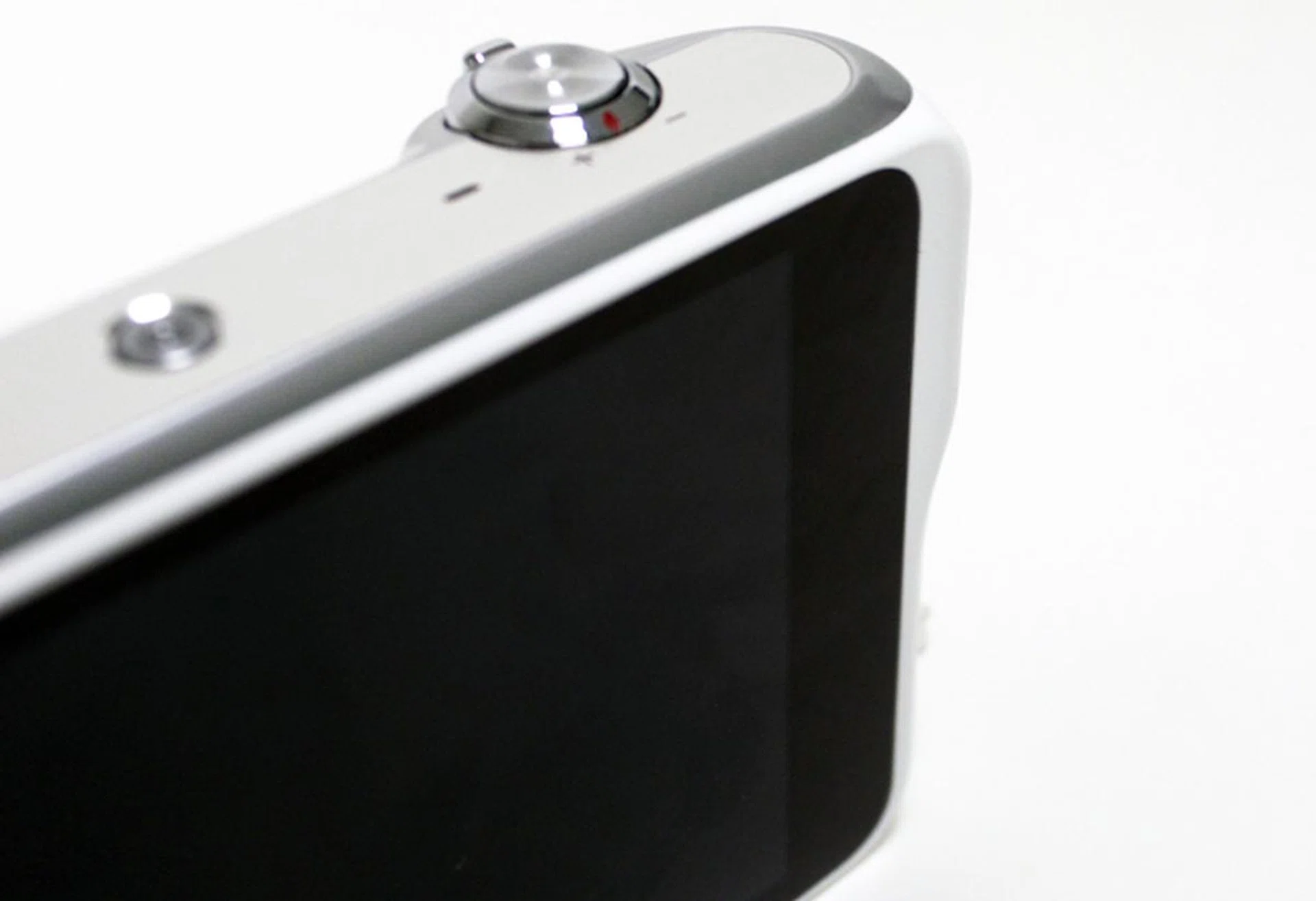 The Galaxy Camera 2 features a small ridge for you to rest your thumb on when holding the camera with your right hand.