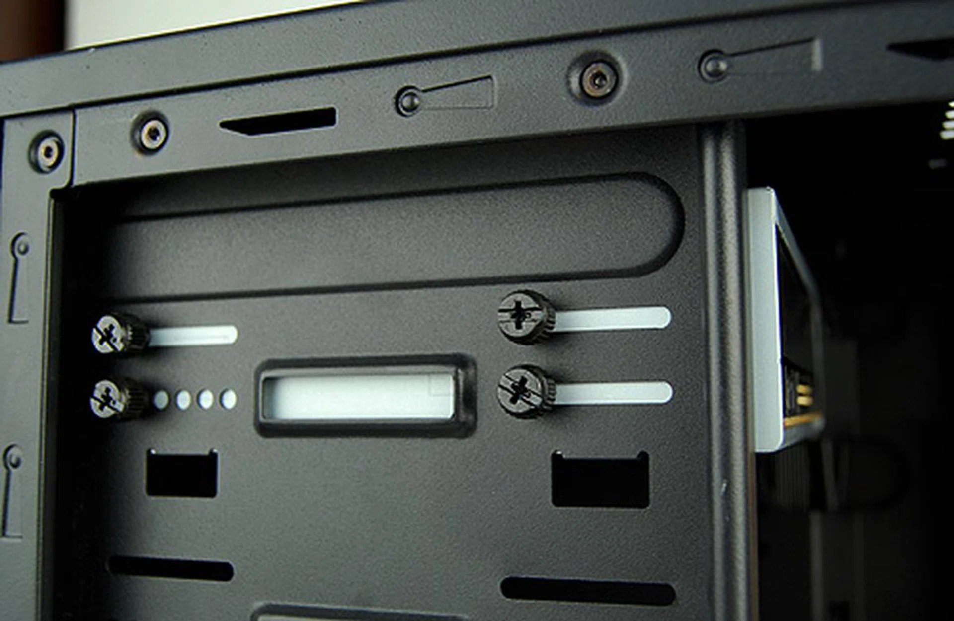 Optical drives are installed by way fastening thumbscrews too. There's eight to fasten (four on each sides), making installation really tedious. But we reckon most would just use four.