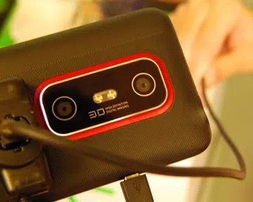 Two very obvious camera lenses are spotted at the rear. On its own, the camera is capable of 5-megapixel imaging resolution. However, once it goes into 3D mode, the maximum imaging resolution is limited at 2-megapixels for 3D images.