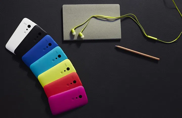 The back of the Moto G is removable, allowing you to customize how the phone look with any of the 7 colors (blue, teal, red, yellow, purple, white, and black).