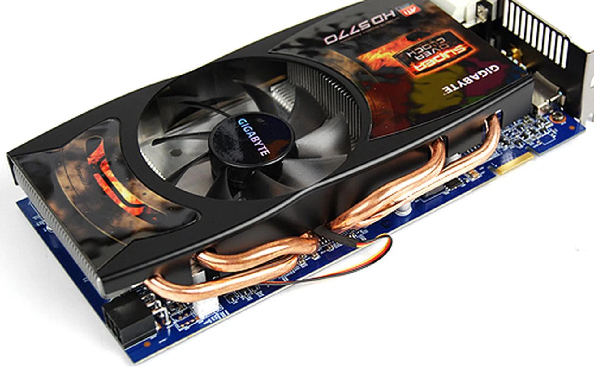 Here we can clearly see the four thick copper heat pipes sprouting from the heatsink core. The heat pipes help spread heat evenly to various parts of the heatsink for better heat dissipation.