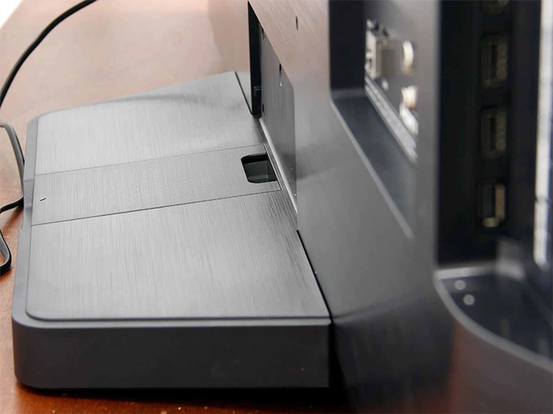 In tabletop mode, the CX stands very sturdy thanks to the wide stand and weighty base. The lower half of the TV looks like an LED TV because of the bump that houses the I/Os.