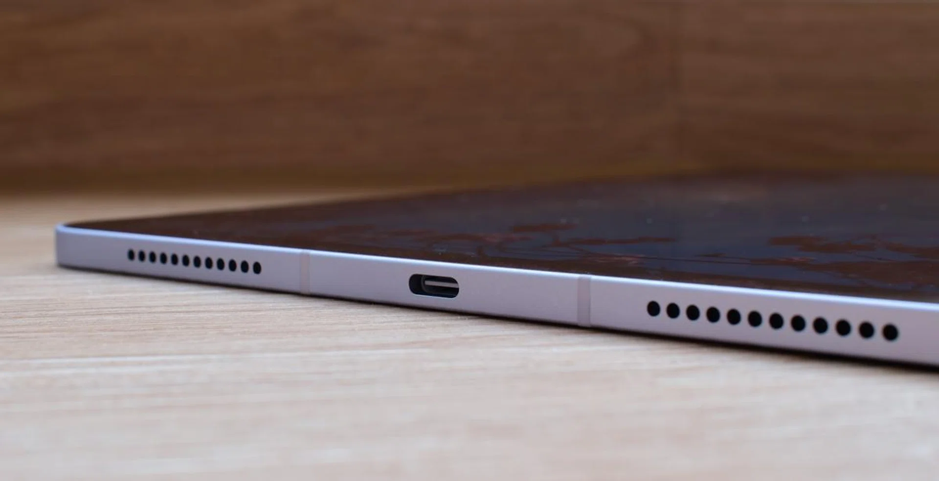 The iPad Air's USB-C ports supports speeds of up to 10Gbps. Photo: HWZ