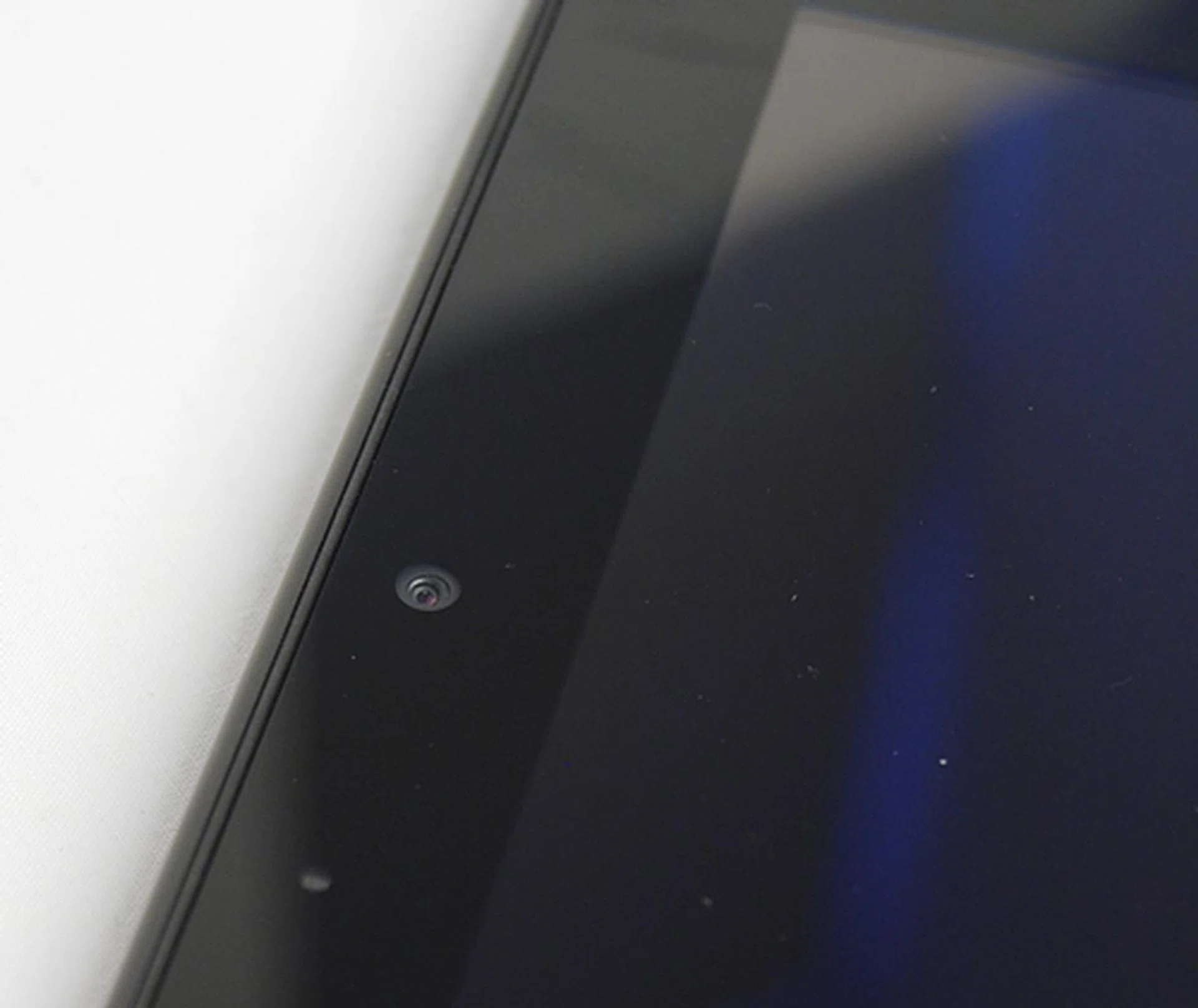 It is thoughtful of RIM to add the LED notification on the PlayBook, which alerts us to new notifications.