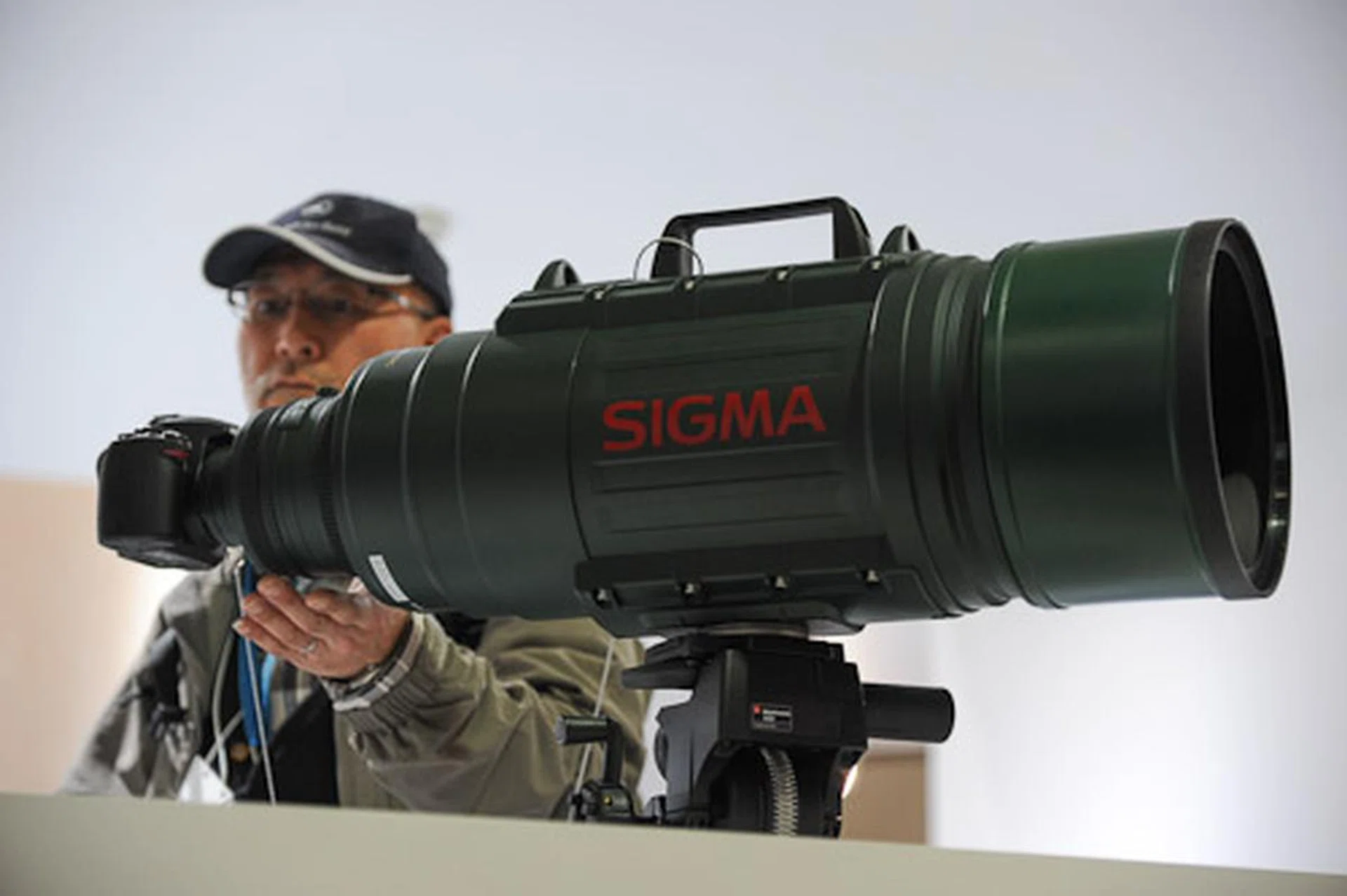 Sigma loves bringing their gigantic 200-500mm f/2.8 and 400-1000mm f/5.6 lenses to CP+ every year and we love looking at them. The huge submarine-like lenses make even a full-frame DSLR camera look small.