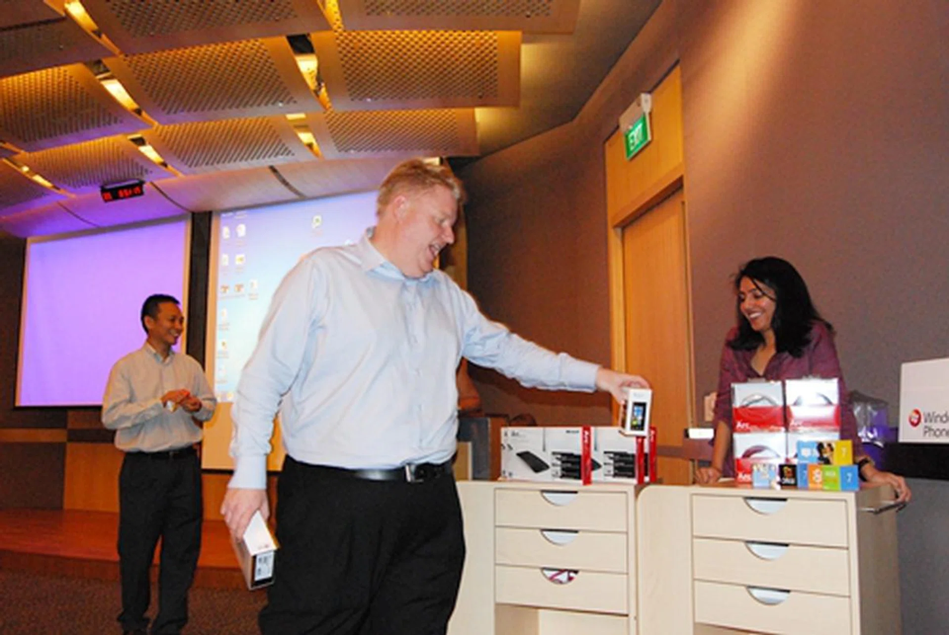 After a short hands-on session, lucky HWZ.com members got the chance to participate in a small lucky draw. There were many prizes to be given out; consolation prizes included the 5 Microsoft Arc keyboards and 5 Arc mice (valued at $89 each). Of course, the main meat of the event was the brand-new LG Optimus 7... and only one lucky winner gets to walk away with it.