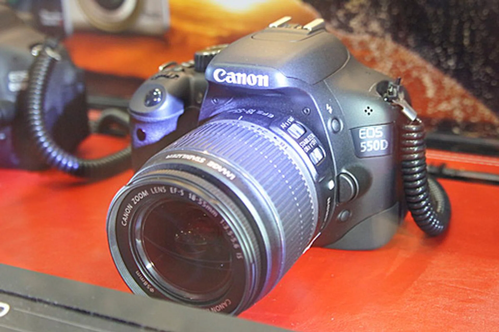 The 18-megapixel EOS 550D is now going for $999 (usual price is $1,199) for the body, $1,199 with an 18-55mm lens (usual price is $1,349), and $1,549 with an 18-135mm lens (usual price is $1,699). Freebies include an 8GB SD card, LCD cover/eyecup, battery, and remote control. 