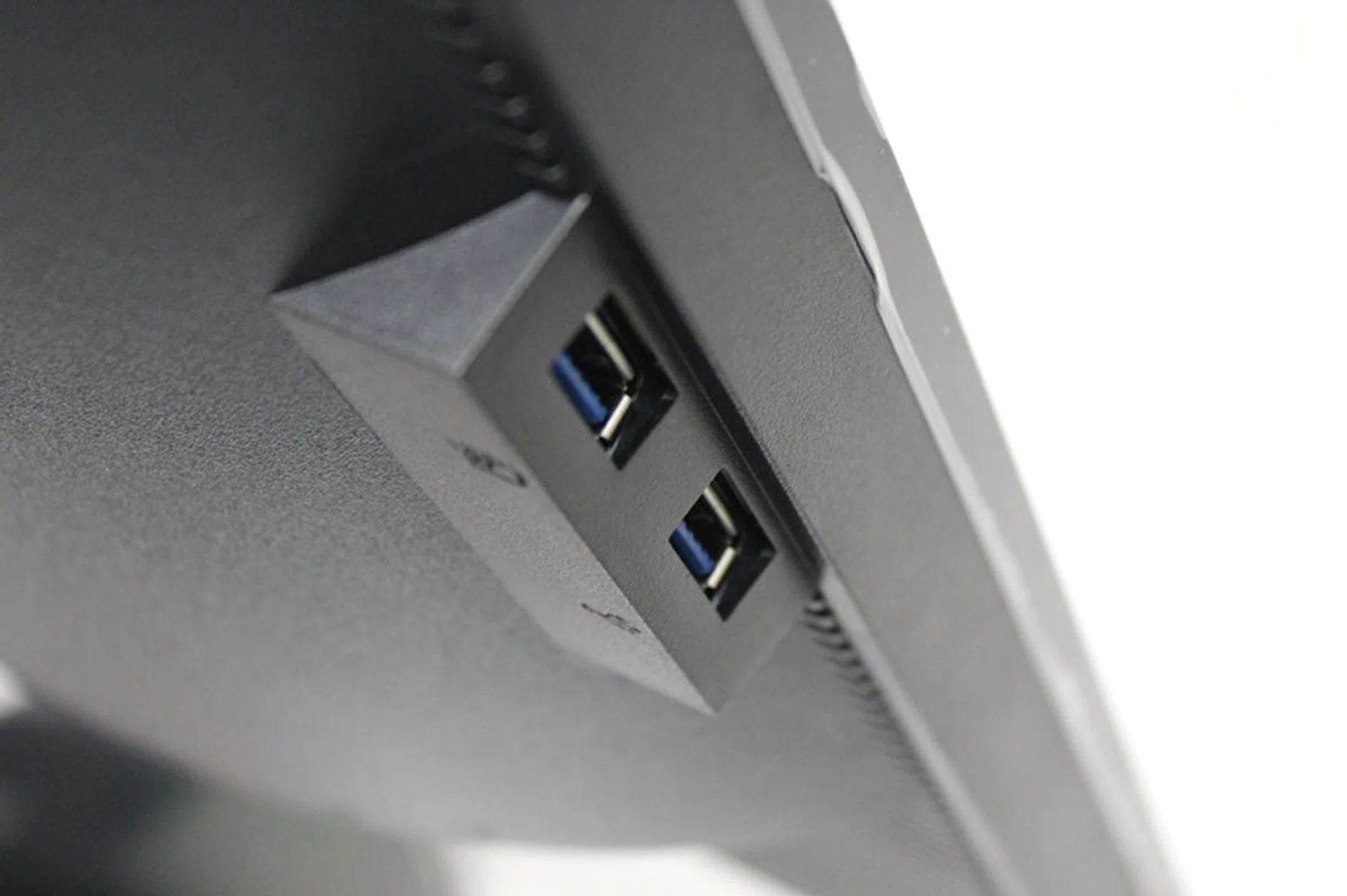 Two of the USB 3.0 ports are at the side of the monitor, which facilitates easy access.