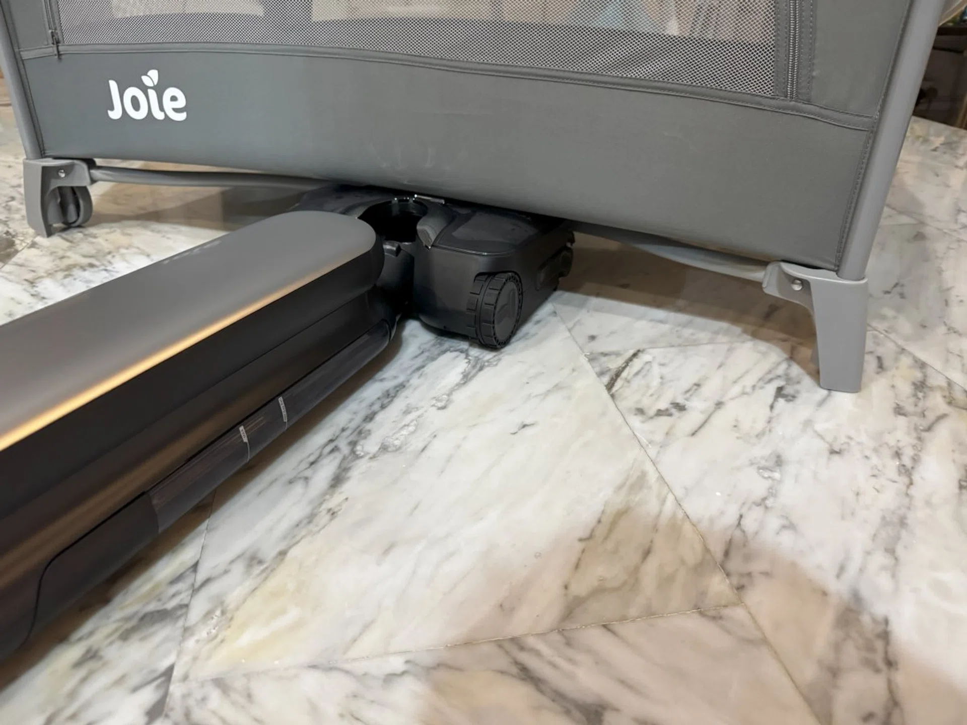 Of course, wet mops have water reservoirs, so you should have at least 13cm of clearance for the S9 Artist to go under. Photo: HWZ