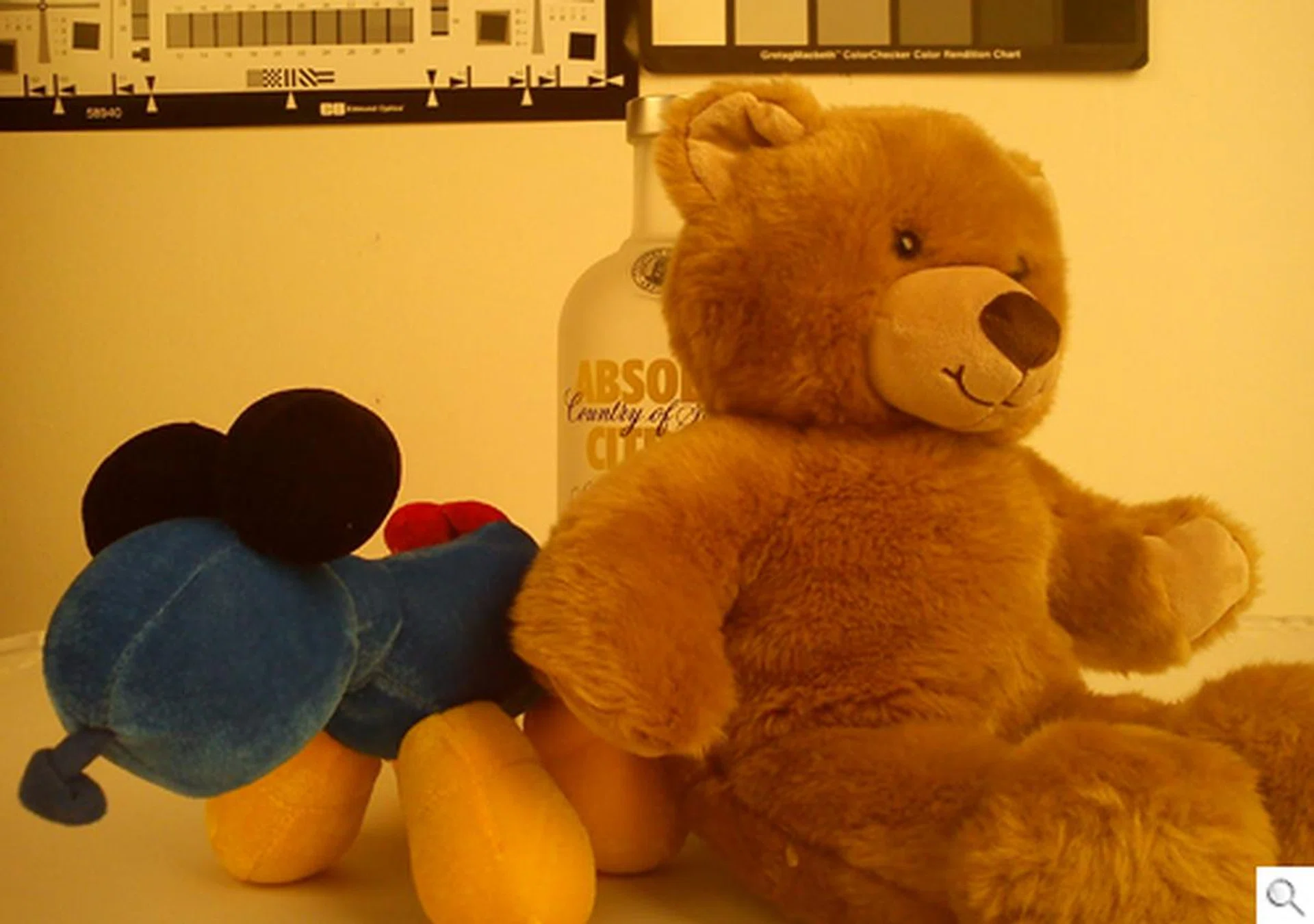 Under strong incandescent lighting, the X10 mini's auto white balance did not manage to perform.